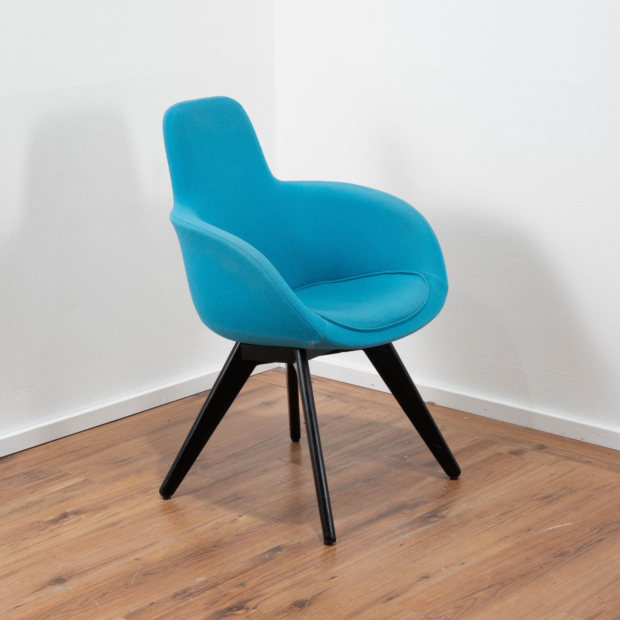 Tom Dixon " 4 Scoop" Besucherstuhl - Sitzschale Stoff blau - 4-Fuß Gestell - Holz schwarz