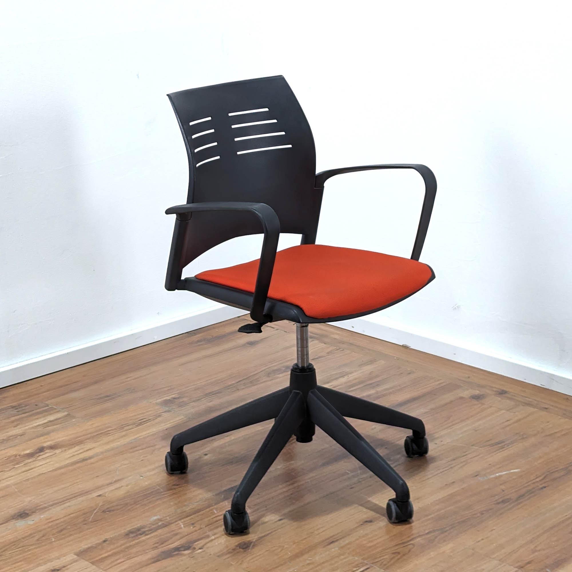 Konferenzstuhl "A-Spacio" auf Rollen - höhenverstellbar - Sitzpolster Stoff rot - Gestell schwarz - Armlehnen - Rückenlehne mit Belüftungsschlitzen