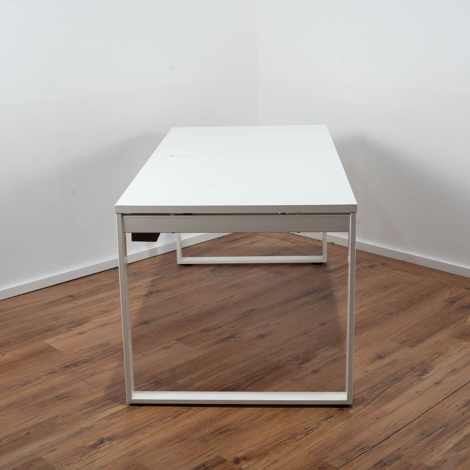 Schreibtisch weiß - Gestell weiß 160 x 75 cm  - mit Kabelwanne