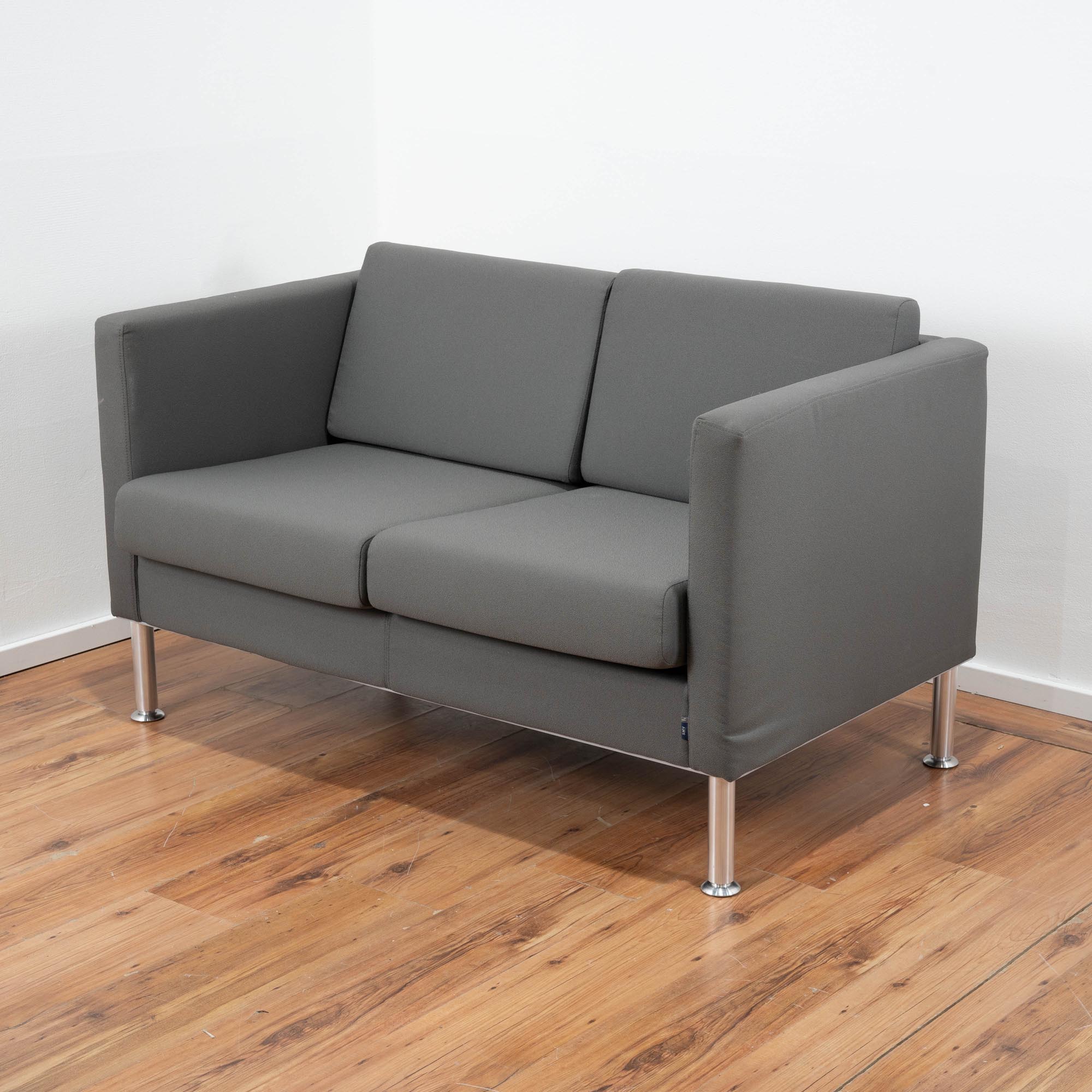 SMV 2-Sitzer Sofa - Stoff grau - 4-Fußgestell Chrom - Maße: 130 x 76 x 76 cm (B/H/T) 