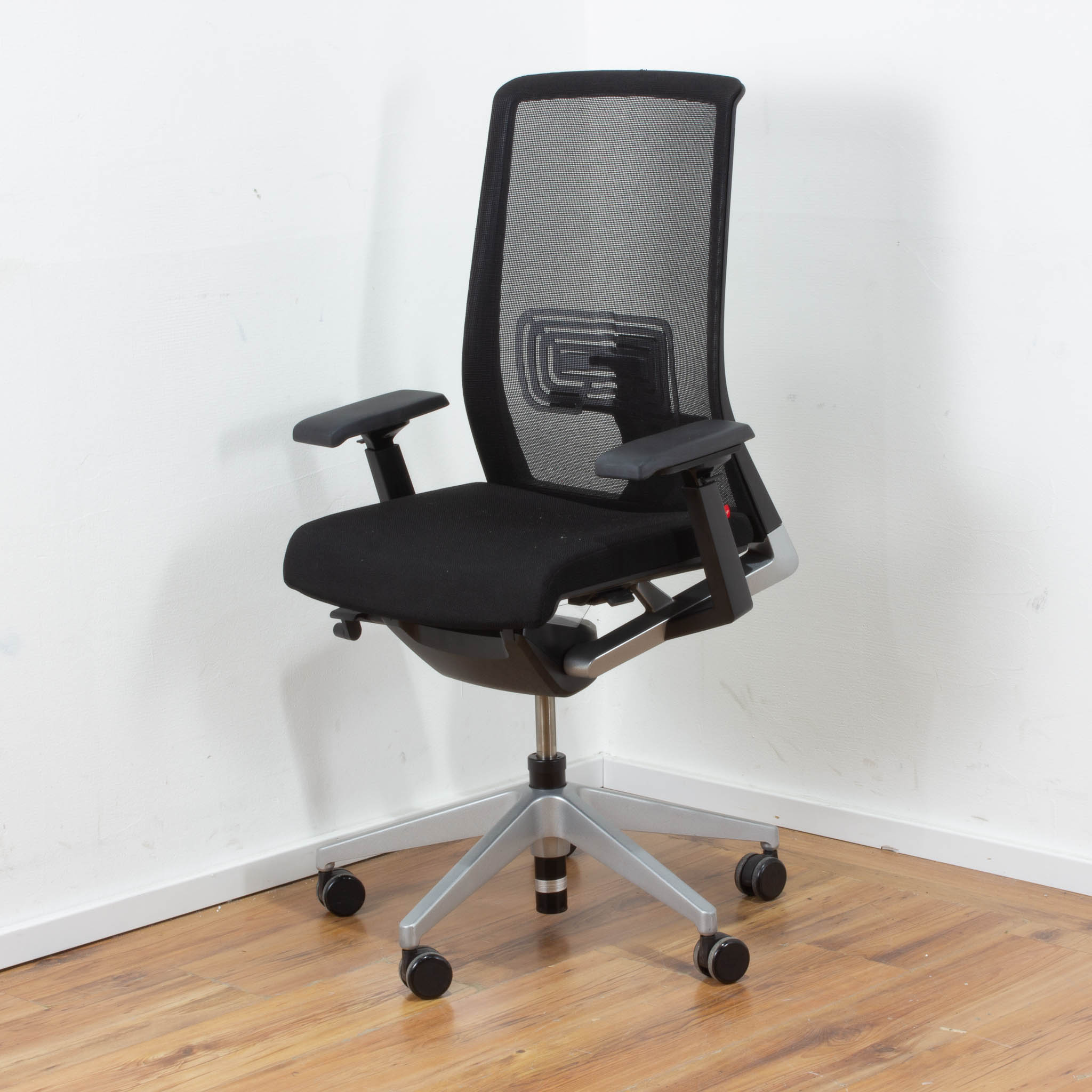 Haworth "Comforto" Bürodrehstuhl Stoff schwarz mit schwarzem Netzrücken - Gestell Aluminium silber