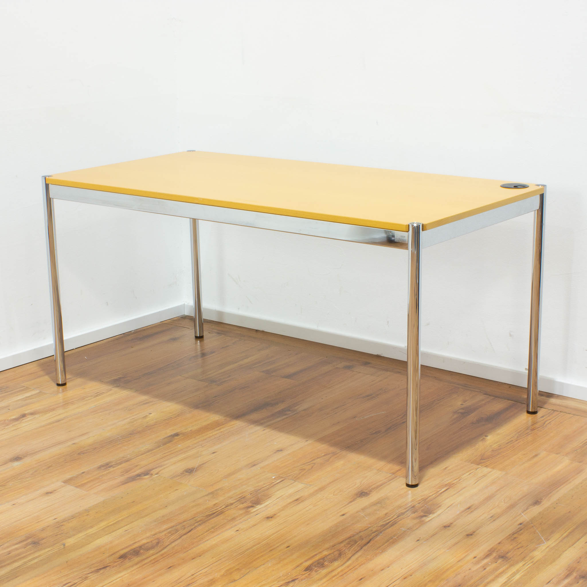 USM Haller Schreibtisch - Tischplatte buche mit Kabeldurchlass gebraucht - 150 x 75 cm