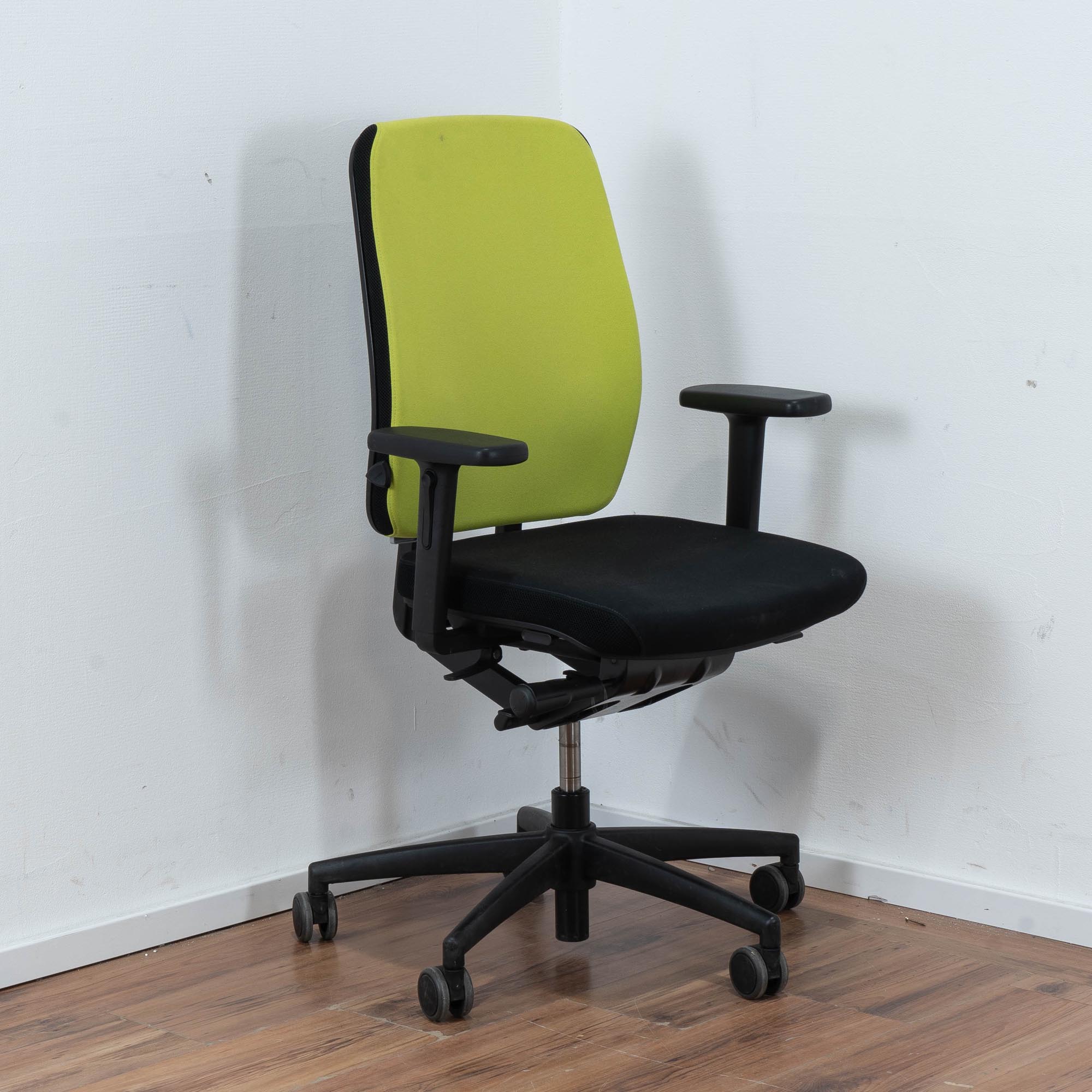 Nowy Styl Bürodrehstuhl Polster schwarz - Rückenlehne grün - mit Armlehnen