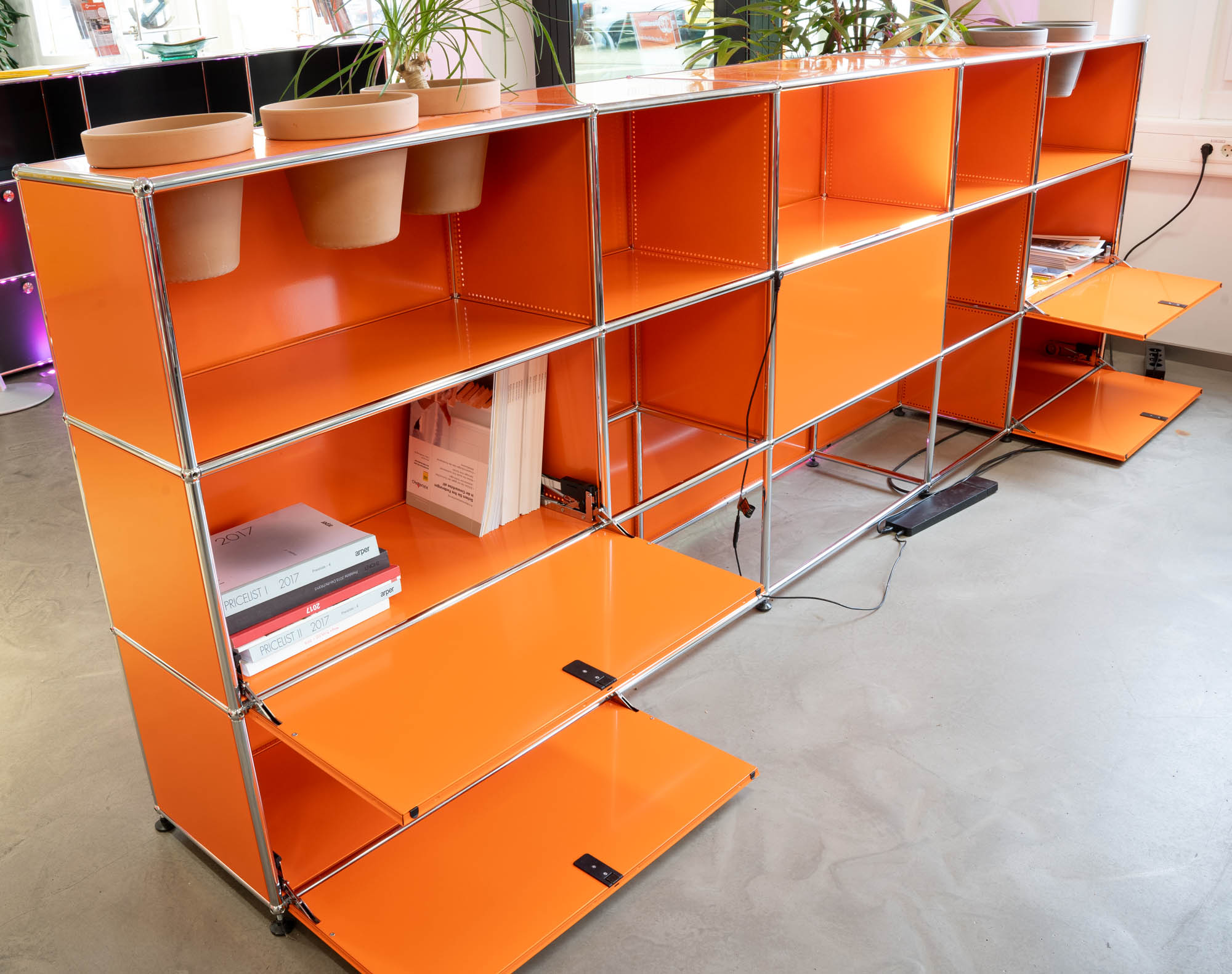 USM Haller Sideboard - Theke orange - Maße: 109 x 325 x 35 cm - 6 Blumentopfeinsätze -  Soft Close Klappen 