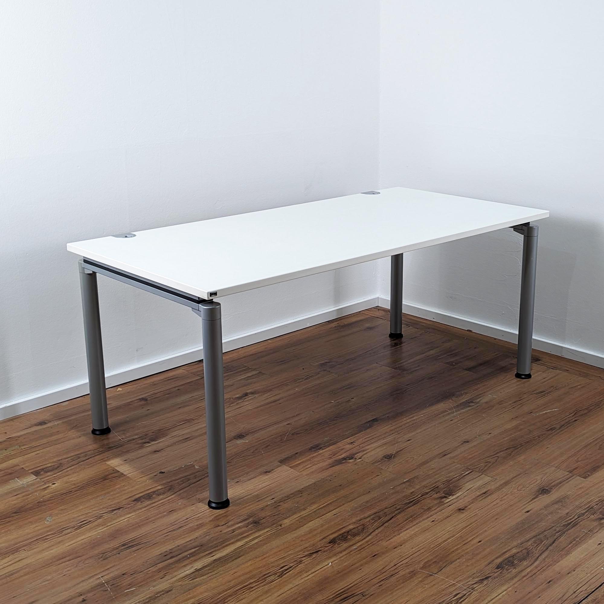 Hund Schreibtisch weiß - 160 x 80 cm - 4-Fußgestell Silber - Kabelauslässe 