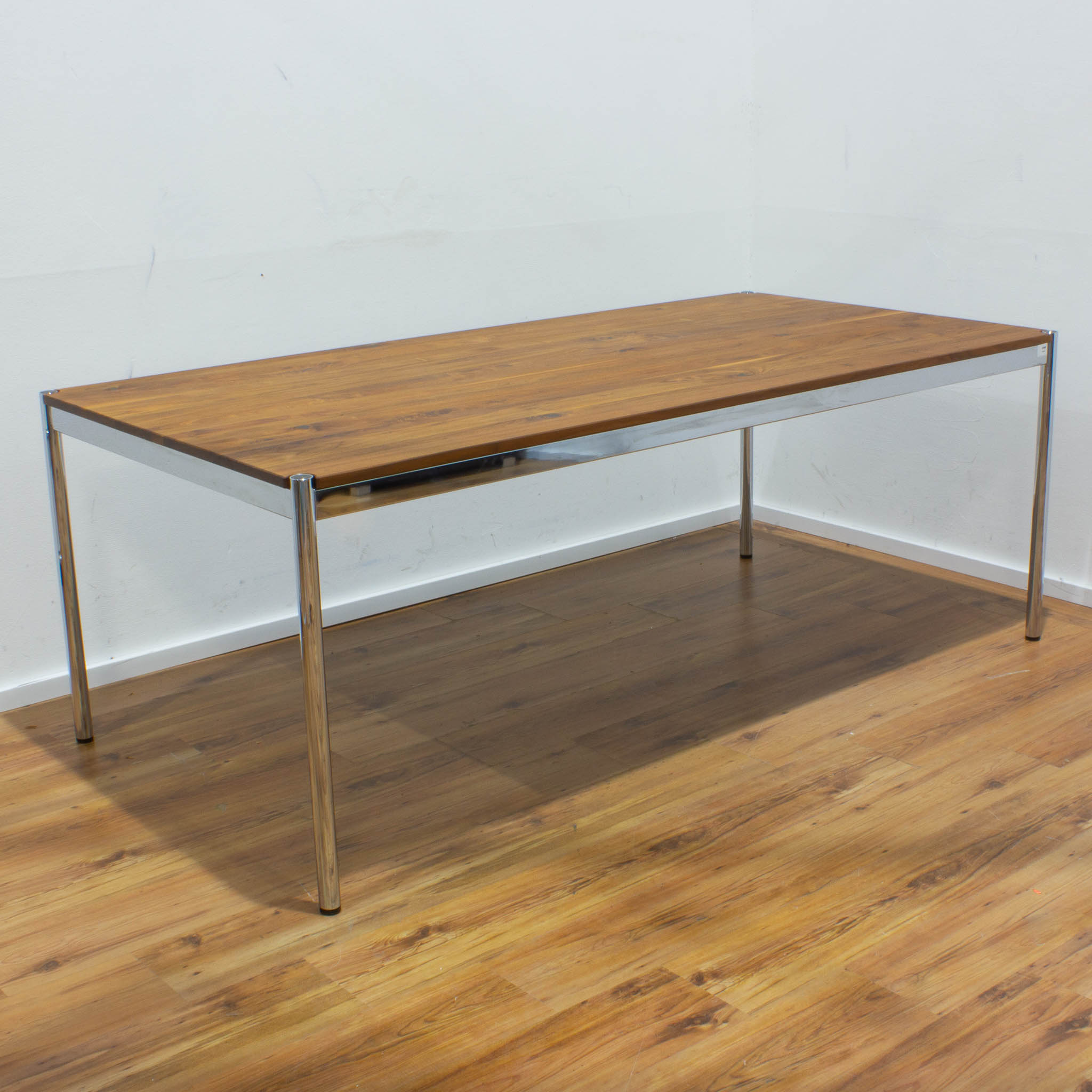 USM Haller Schreibtisch - Tischplatte Nussbaum - 200 x 100 cm