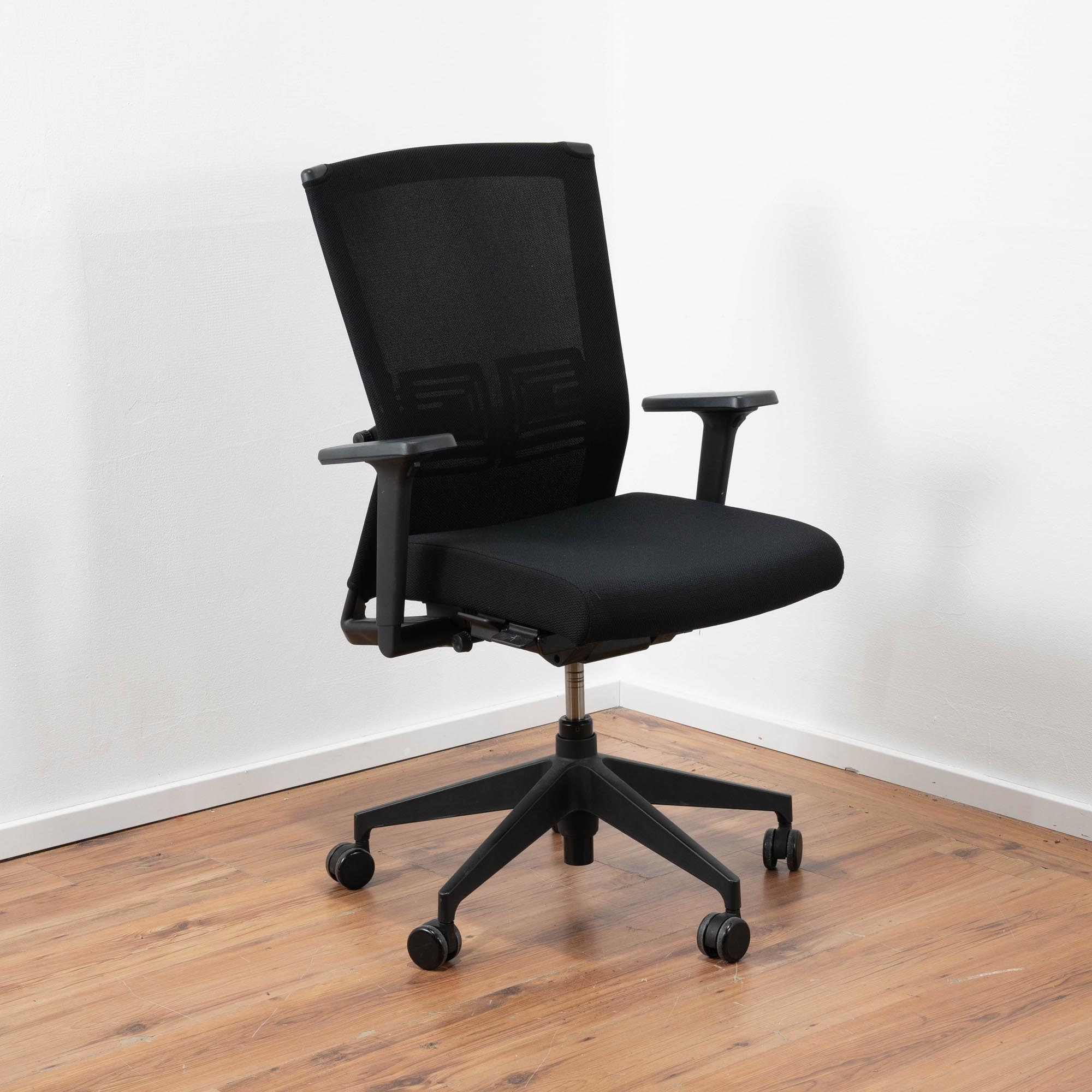 Haworth Bürodrehstuhl Polster schwarz - Netz-Rückenlehne schwarz - Lordosen Stütze - 3D-Armlehnen - Gestell schwarz