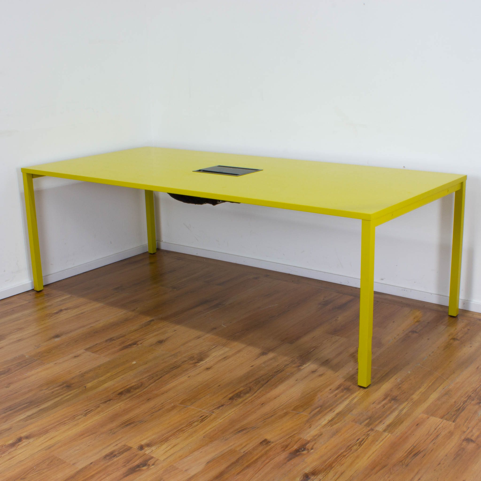 Konferenztisch mit Netzwerkport - 220 x 100 cm - gelb