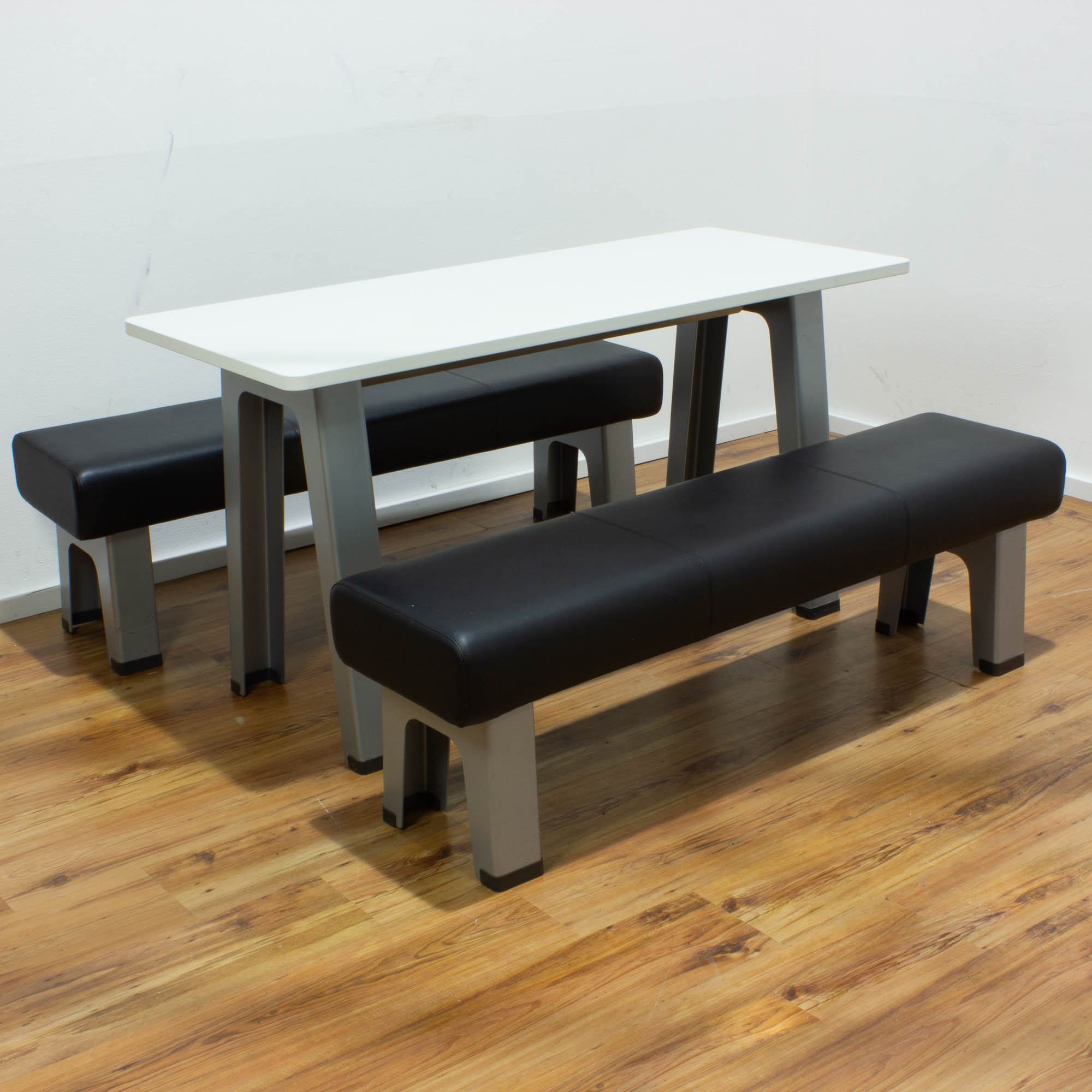 Steelcase B-Free - Set Besuchertisch plus 2x Sitzbank niedrig in Leder schwarz