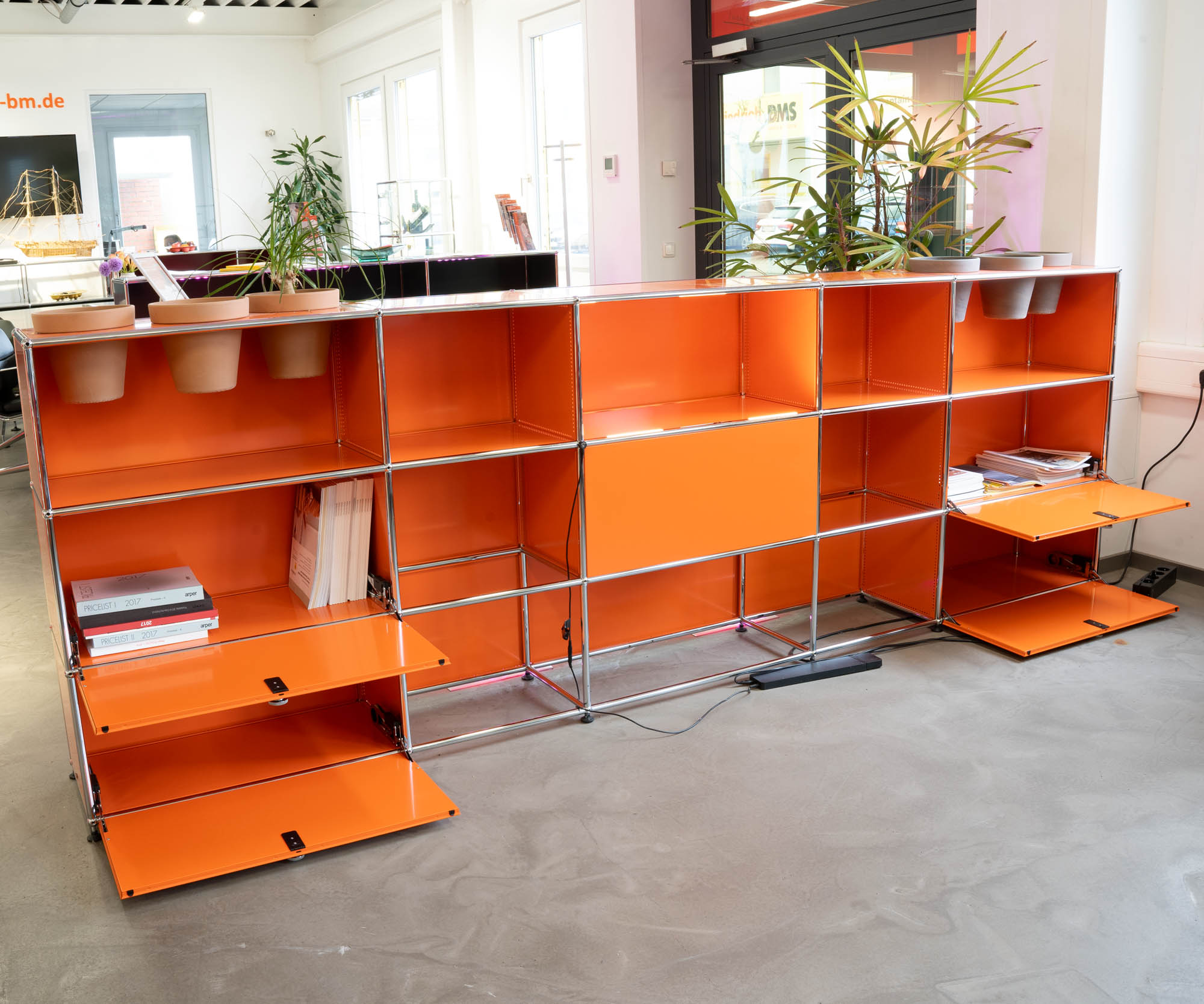 USM Haller Sideboard - Theke orange - Maße: 109 x 325 x 35 cm - 6 Blumentopfeinsätze -  Soft Close Klappen 