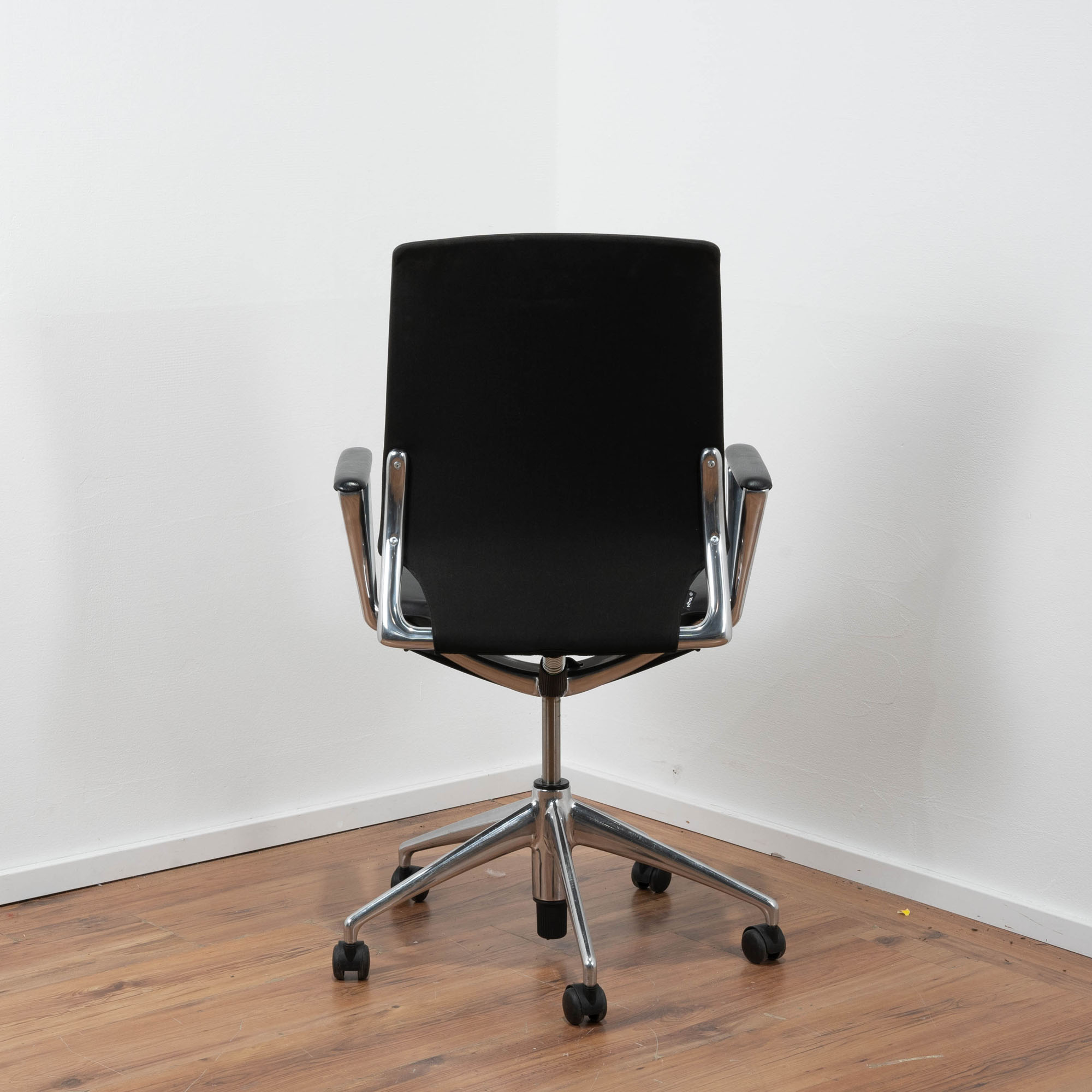 Vitra "Meda Chair" Bürodrehstuhl Leder schwarz - einstellbare Rückenlehne - Gestell Chrom - Armlehnen mit Lederauflagen 