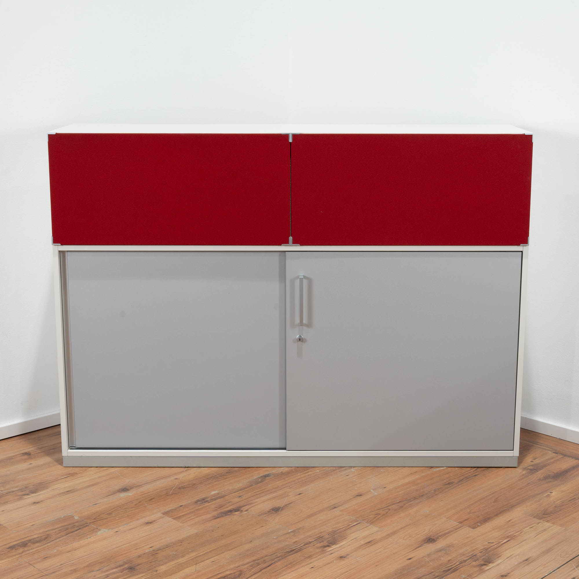 Sideboard 3OH Korpus weiß - Schiebetüren silber - abschließbar - mit roten Akustikplatten 