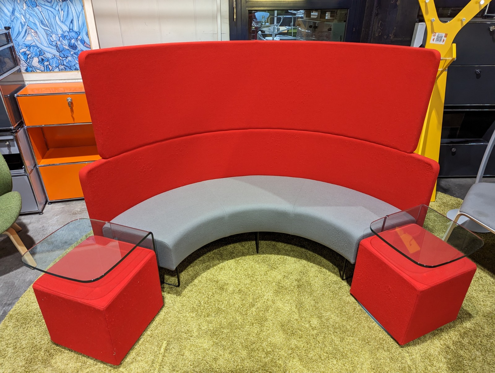 Bene Couch rot mit grauer Sitzfläche - 2 Beistelltische mit Glasplatte - 2-3 Sitzer