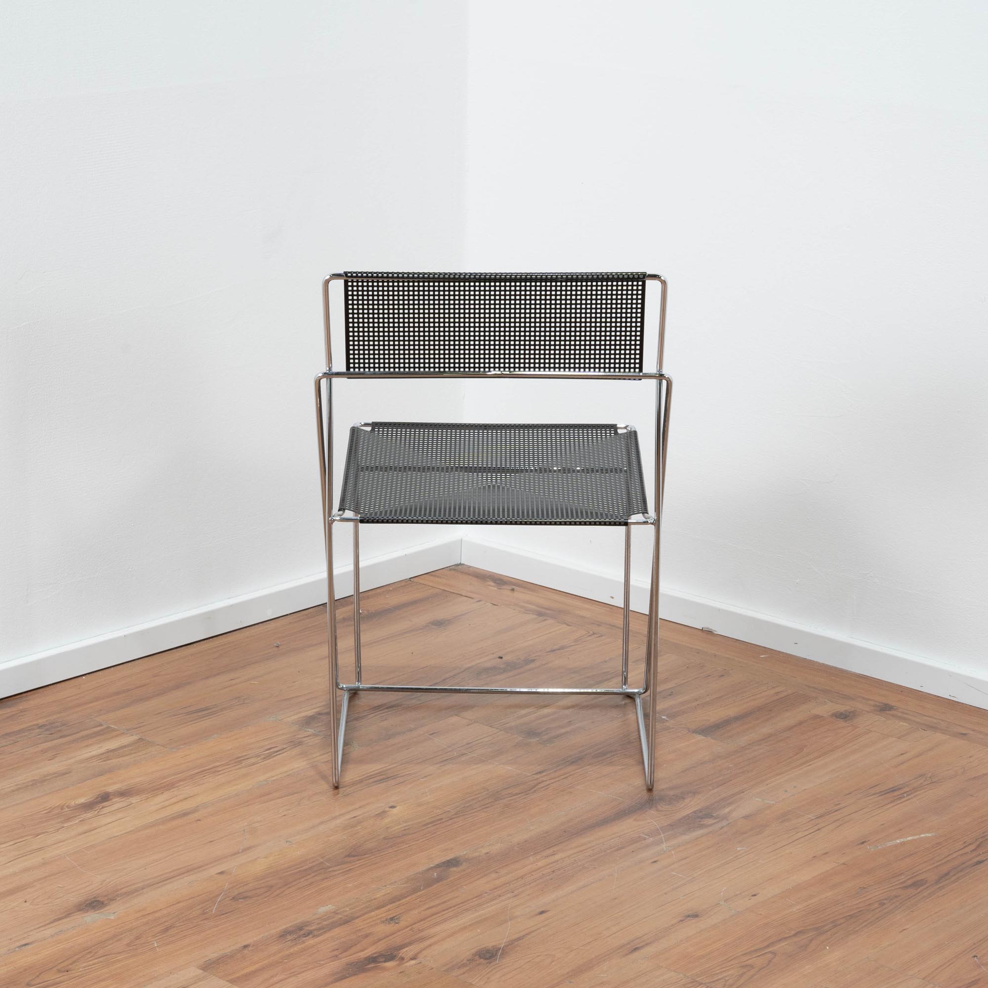 Besucherstuhl "Hybodan Chairs in Perforated steel" - Sitzrücken Metallgitter schwarz - Gestell verchomt 