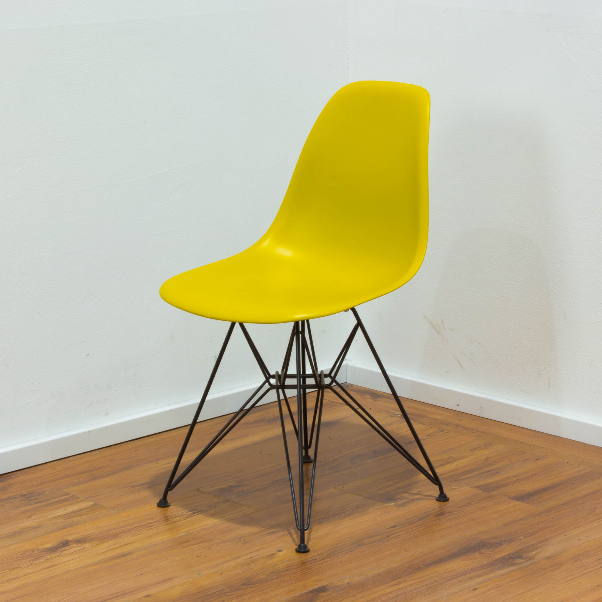 Vitra Eames Plastic Chair Besucherstuhl - gelb