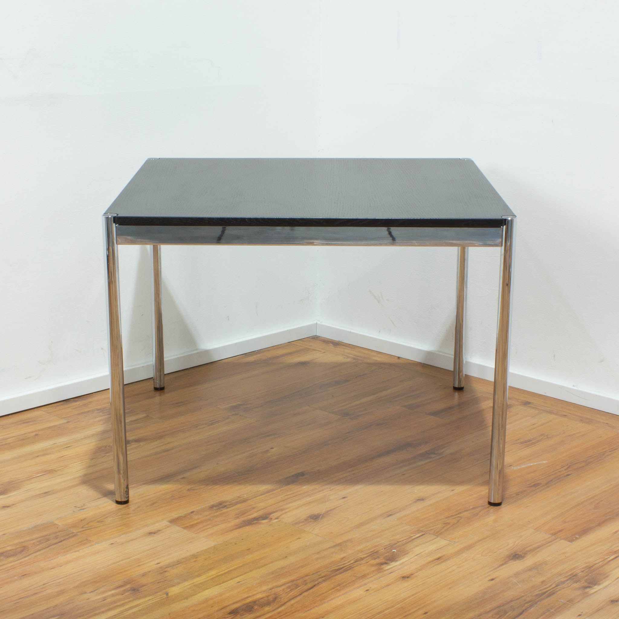 USM Haller Schreibtisch - Tischplatte eiche schwarz - gebraucht - 100 x 100 cm