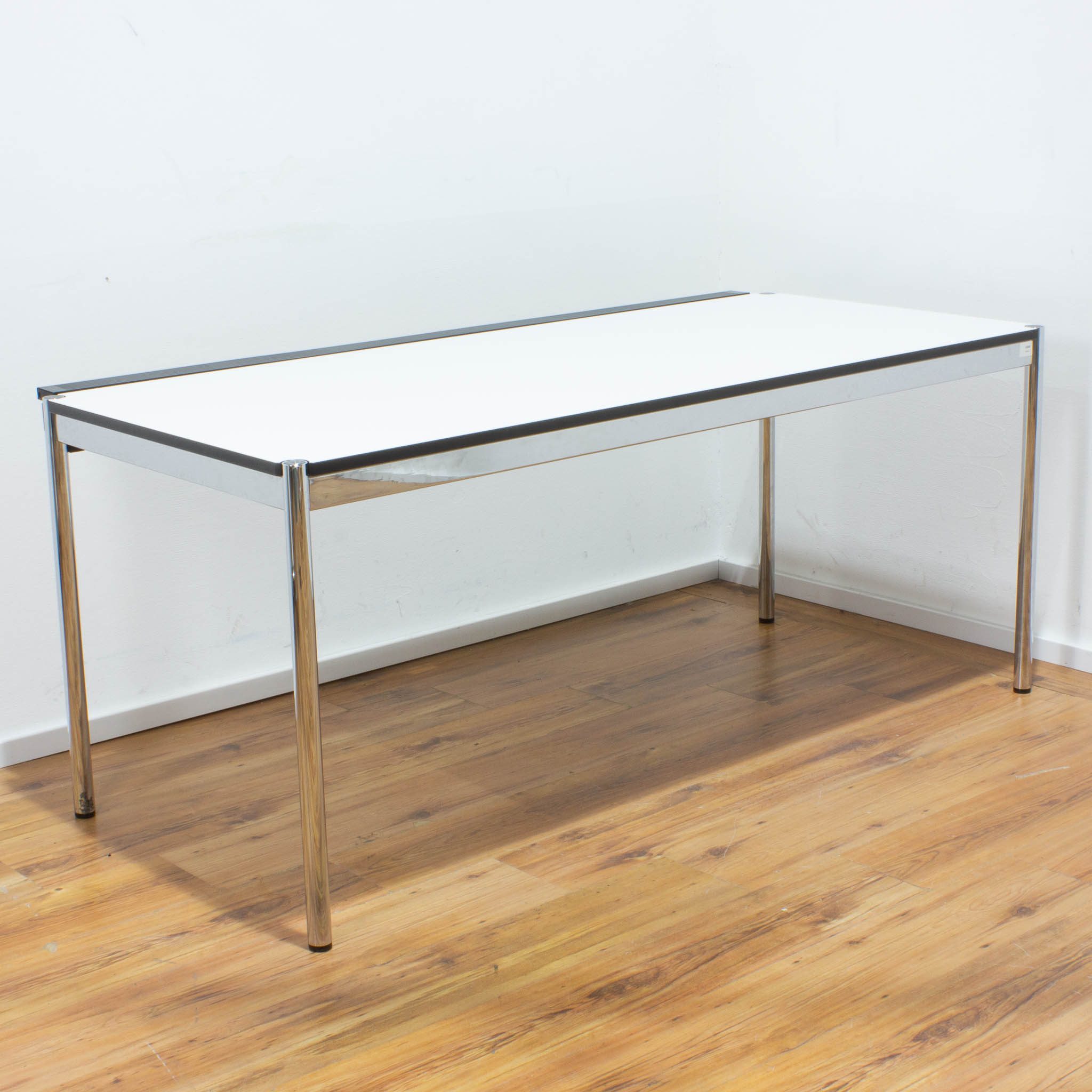 USM Haller Schreibtisch - Tischplatte weiß mit Kabalkanal an der Seite - gebraucht - 175 x 75 cm 