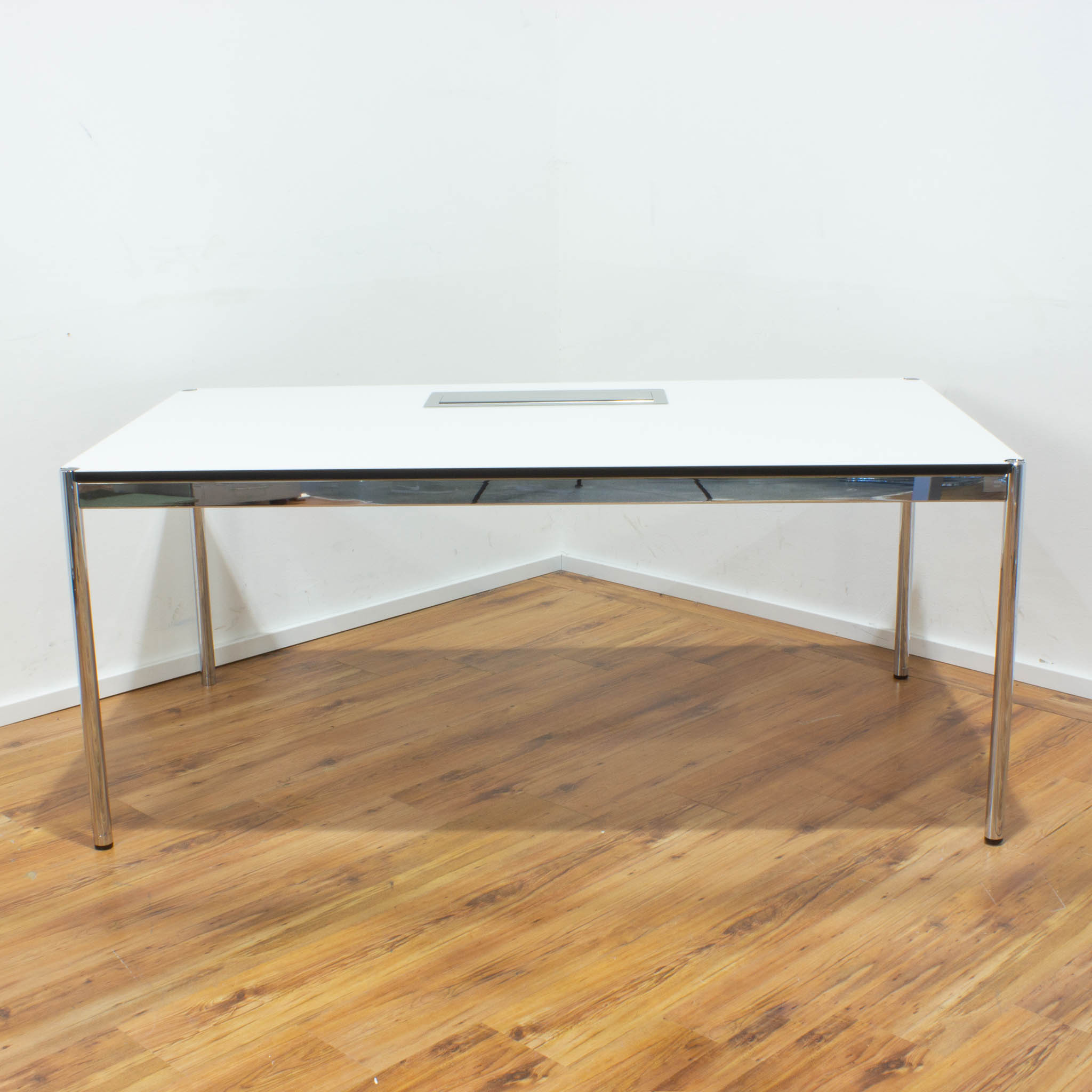 USM Haller Schreibtisch - Tischplatte weiß mit - Netzwerkport - gebraucht - 175 x 100 cm 