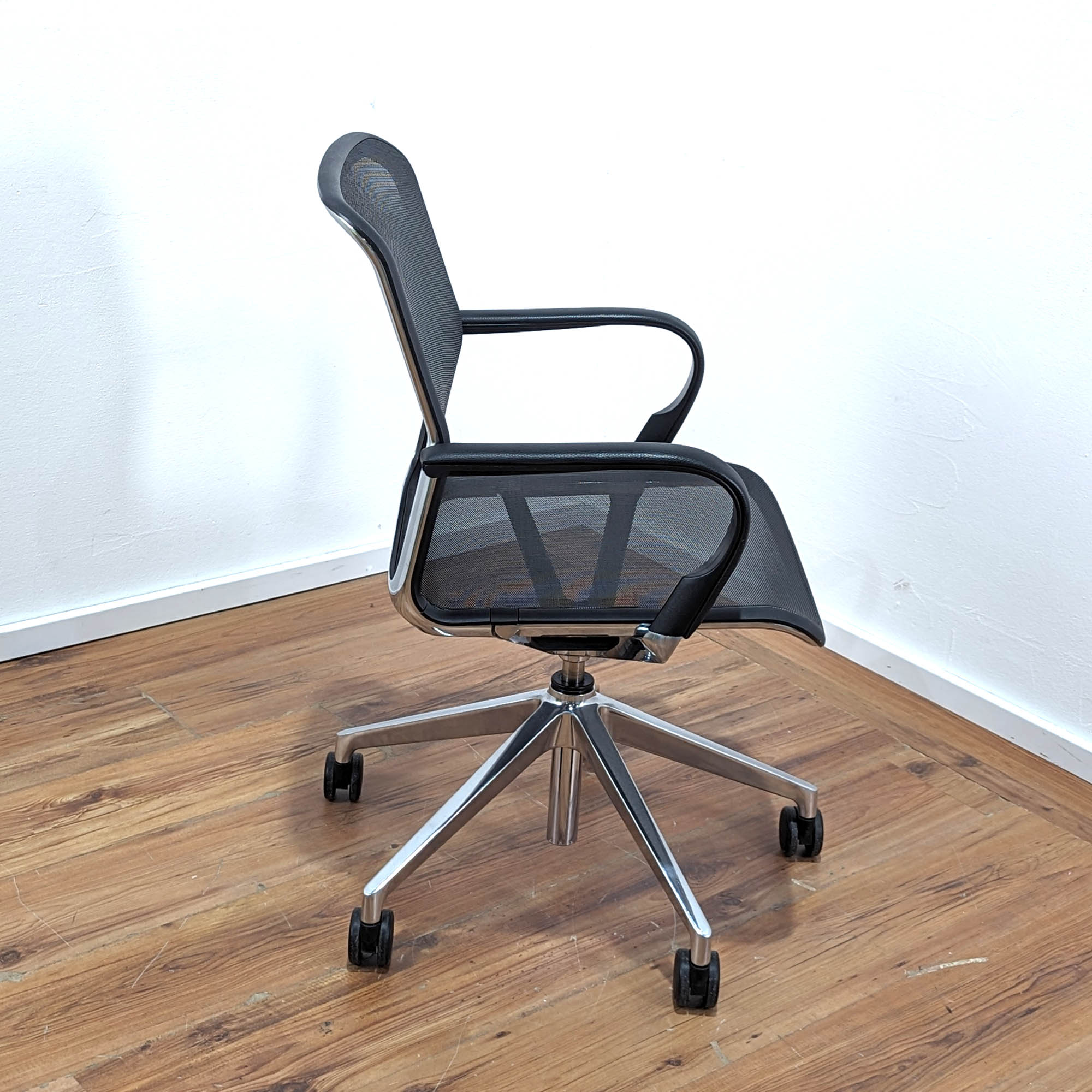 Bene Filo Chair - Konferenzstuhl schwarz mit Netzgewebe - Armlehnen schwarz - Chromgestell