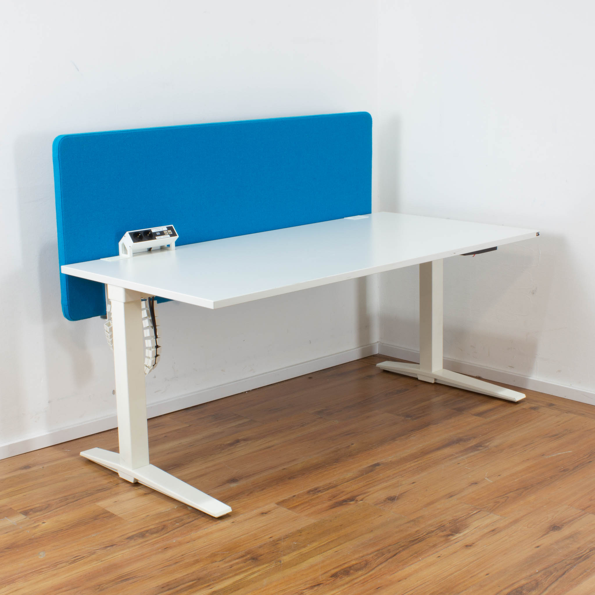 König & Neurath Schreibtisch weiß mit Akustik-Trennwand (Farbwahl) - manuell höhenverstellbar 160 x 80 cm 