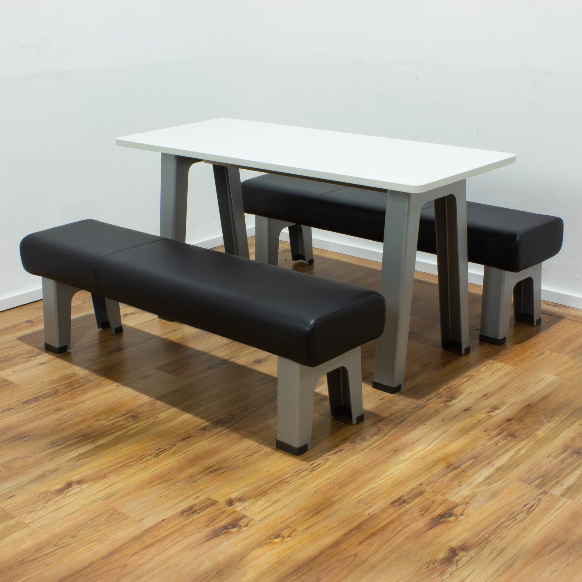Steelcase B-Free - Set Besuchertisch plus 2x Sitzbank niedrig in Leder schwarz