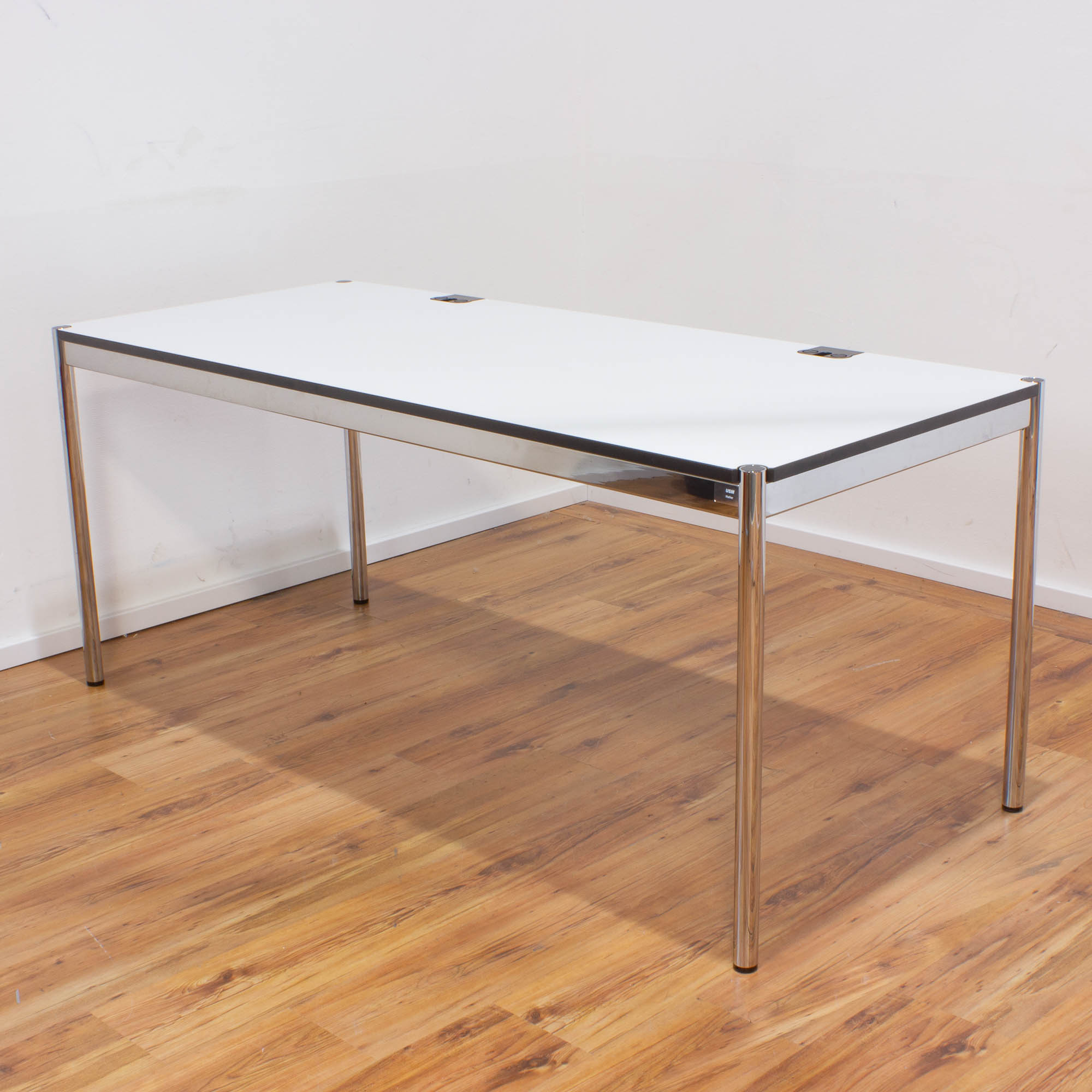 USM Haller Schreibtisch Plus 175 x 75 cm - Tischplatte weiß - Gestell 4-Fuß chrom