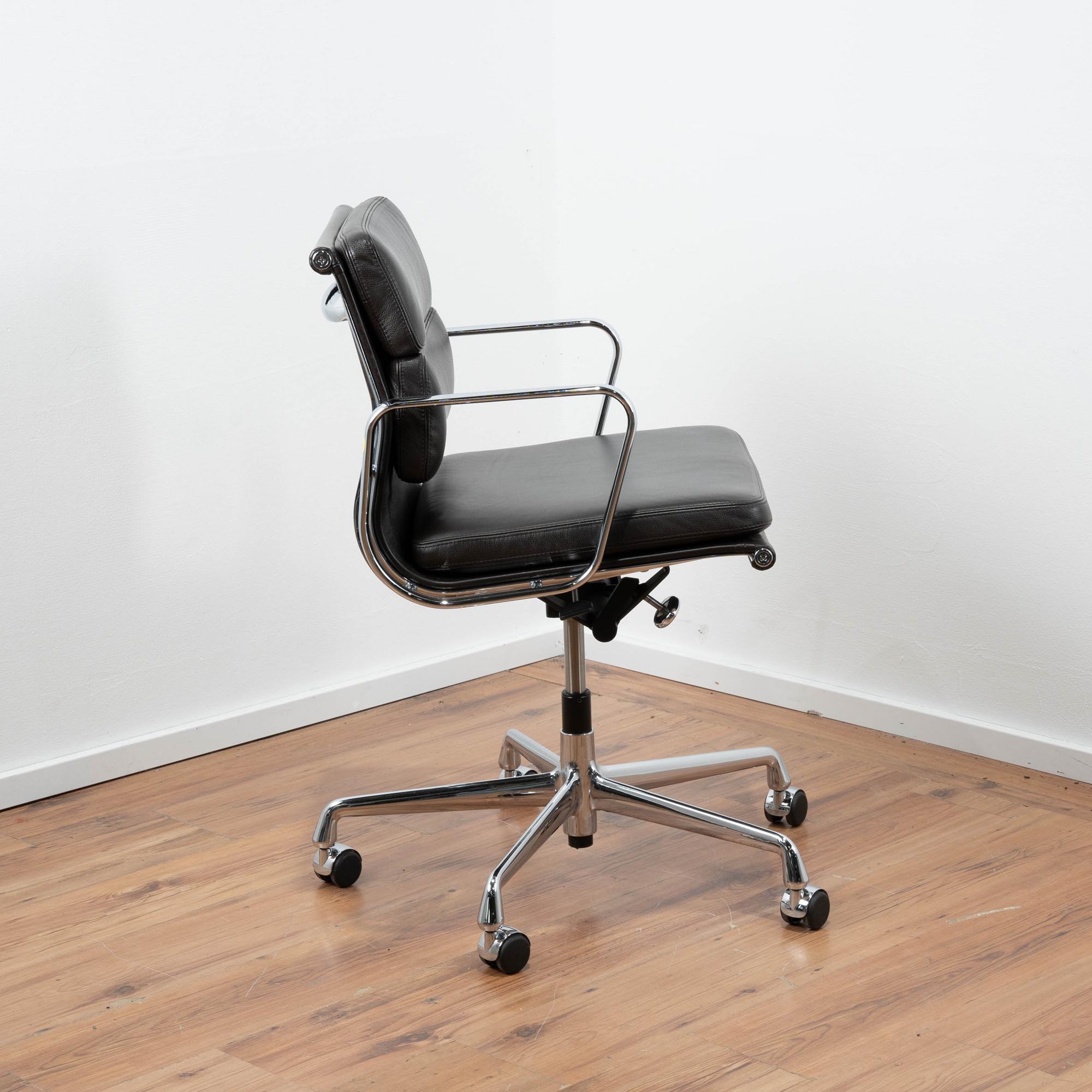 Vitra Eames Soft Pad Chair EA217 Leder braun - Gestell Chrom - höhenverstellbar - Synchronmechanik