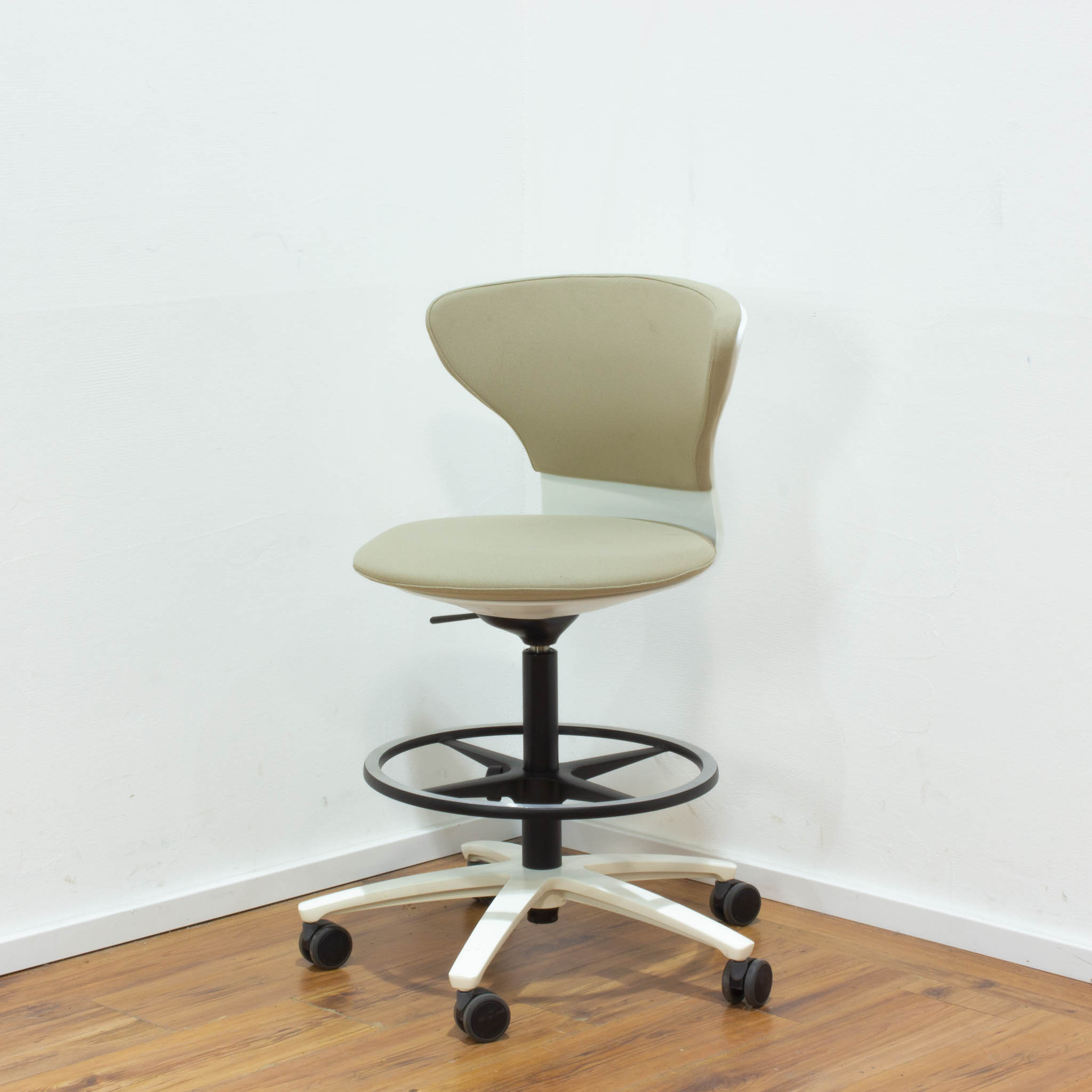 Sedus "Turn Around" High Desk Chair - beige