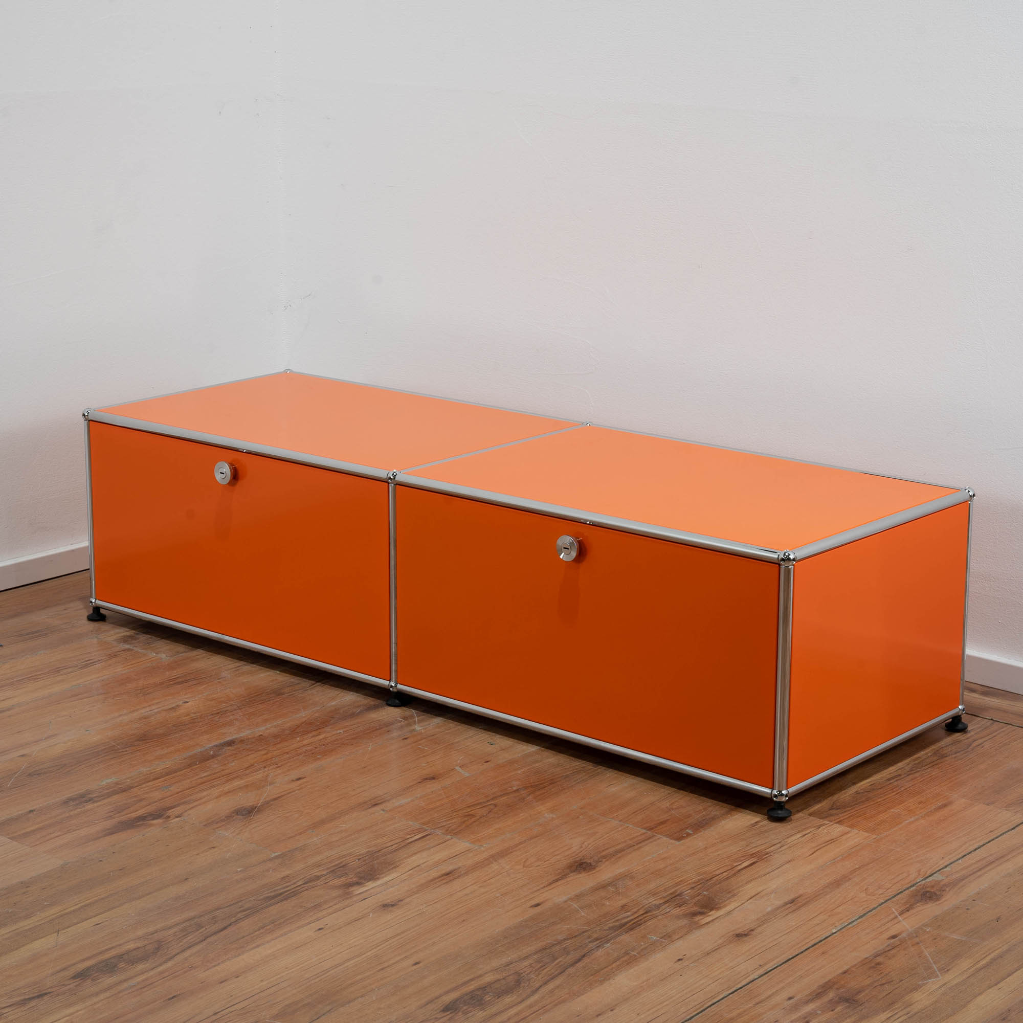 USM Haller Sideboard orange - 2 Klappen - Maße: 152 x 40 x 50 cm