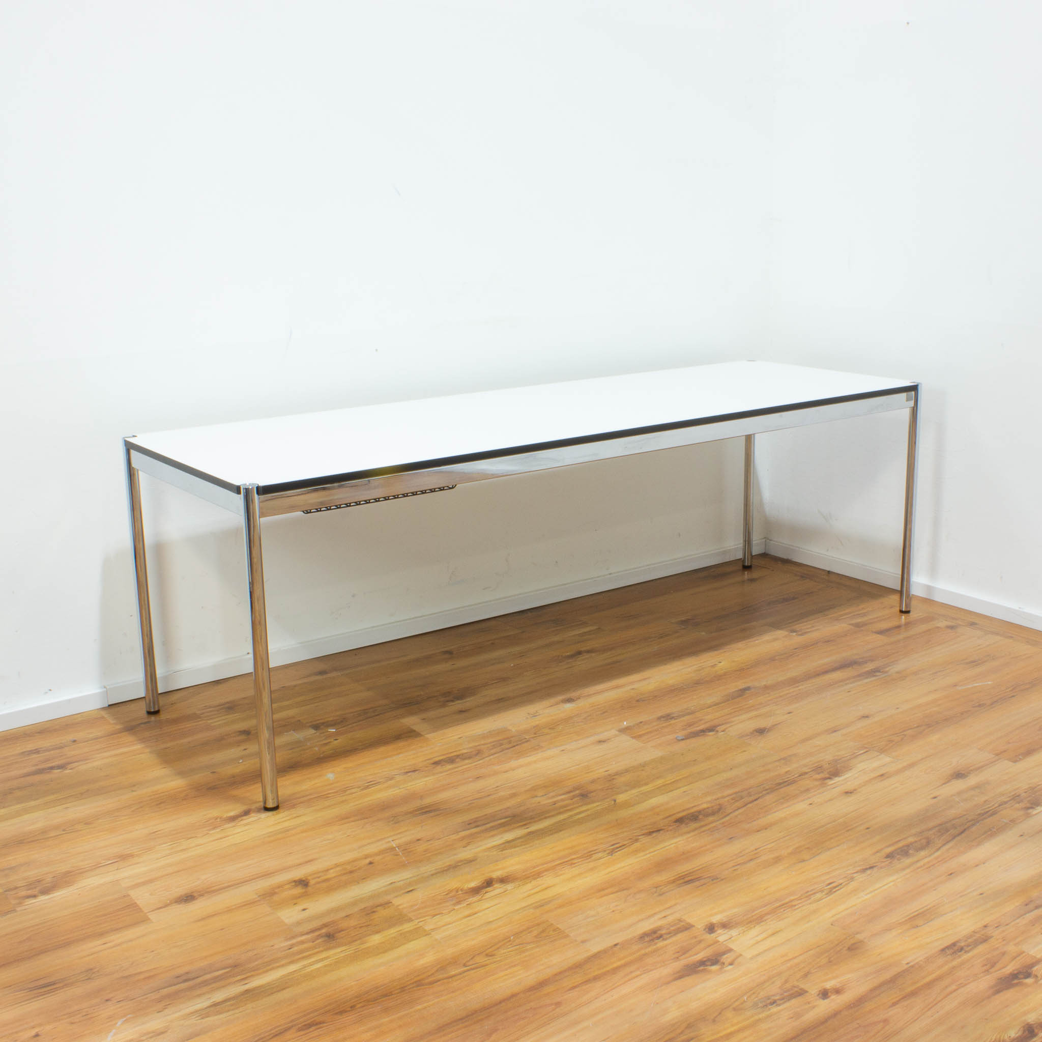 USM Haller Schreibtisch - Tischplatte weiß - gebraucht - 225 x 75 cm