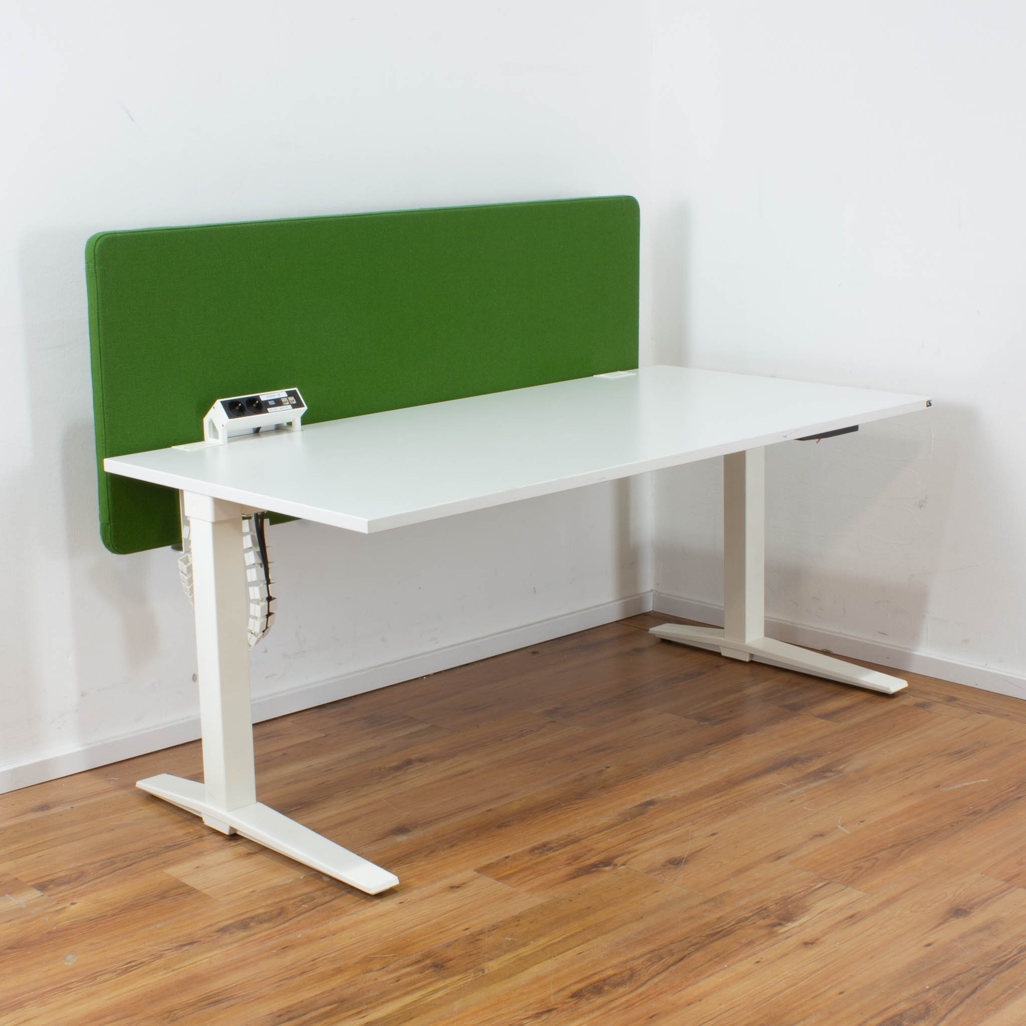 König & Neurath Schreibtisch weiß mit Akustik-Trennwand (Farbwahl) - manuell höhenverstellbar 160 x 80 cm 