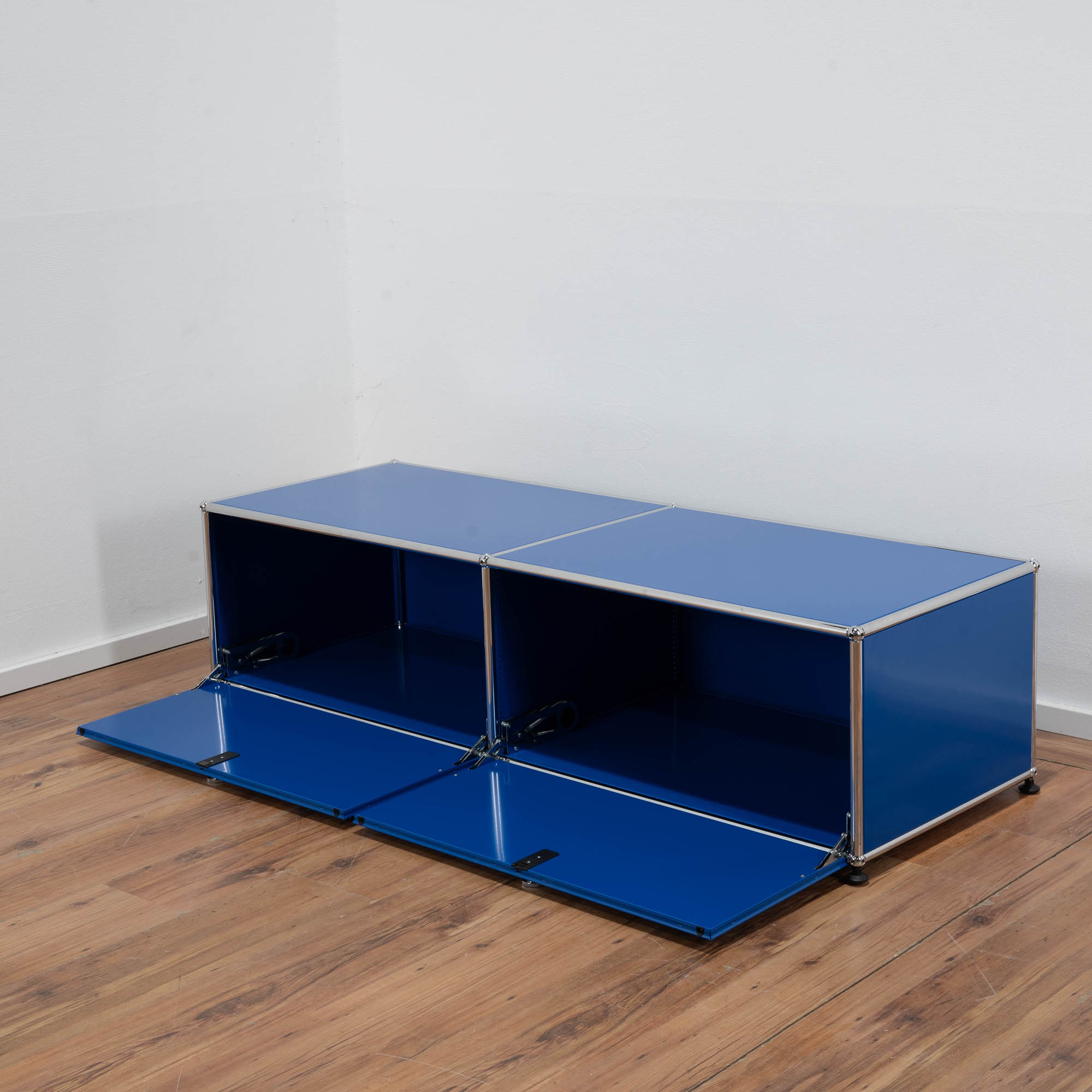 USM Haller Sideboard blau - 2 Klappen - Maße: 152 x 40 x 50 cm