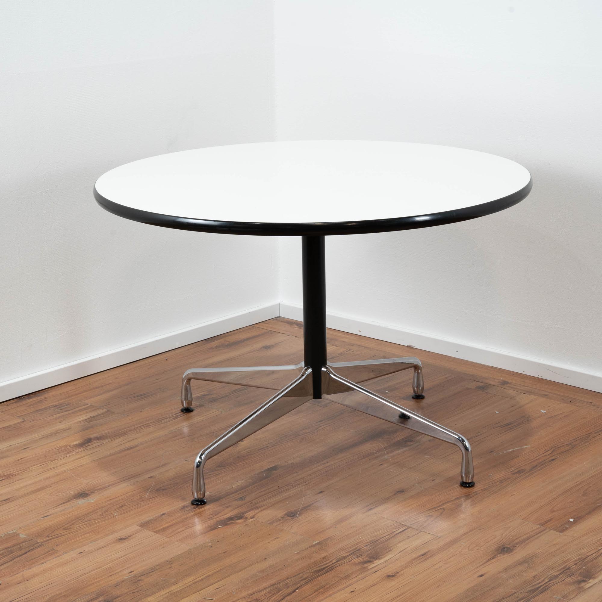 Vitra Eames Segmented Table weiß Ø 110 cm mit schwarzem Umleimer - Chromgestell