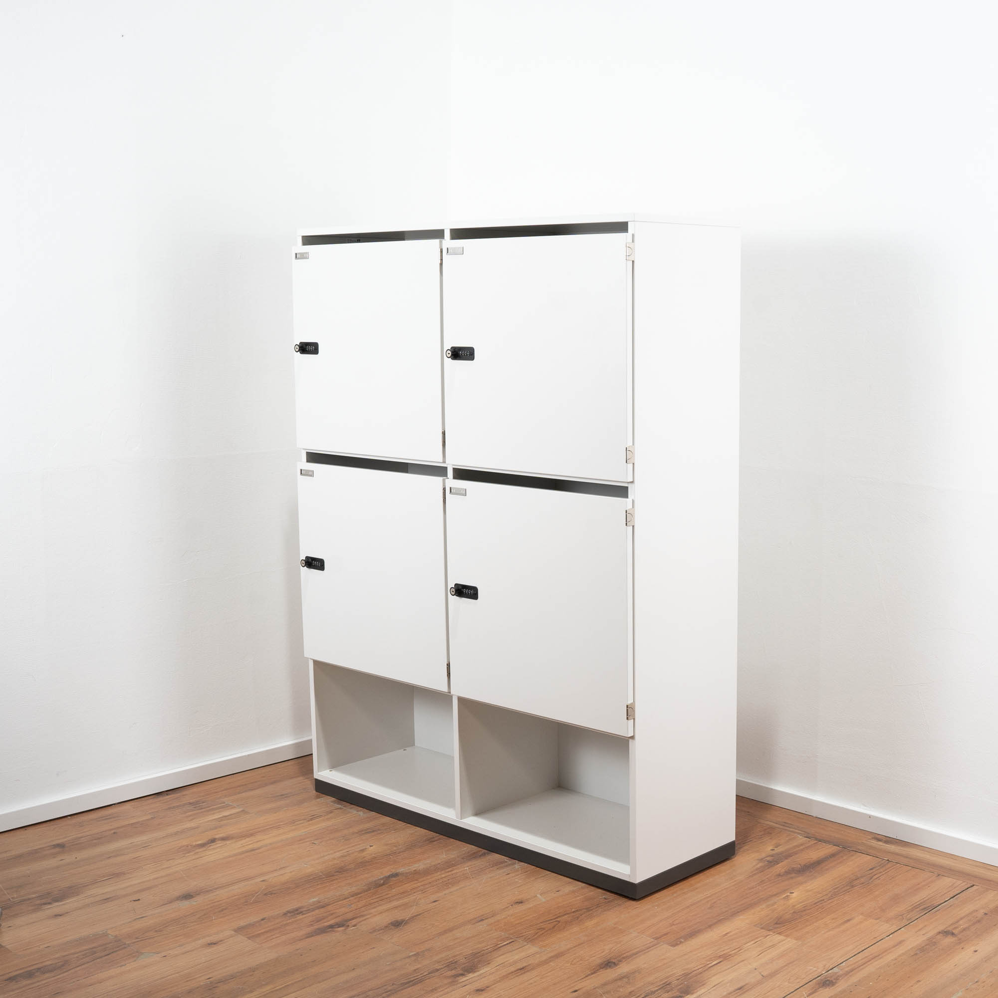 VS Möbel Schließfachschrank weiß 120 x 157 x 40 cm - 4 Türen - 2 Fächer offen - Zahlenschloss