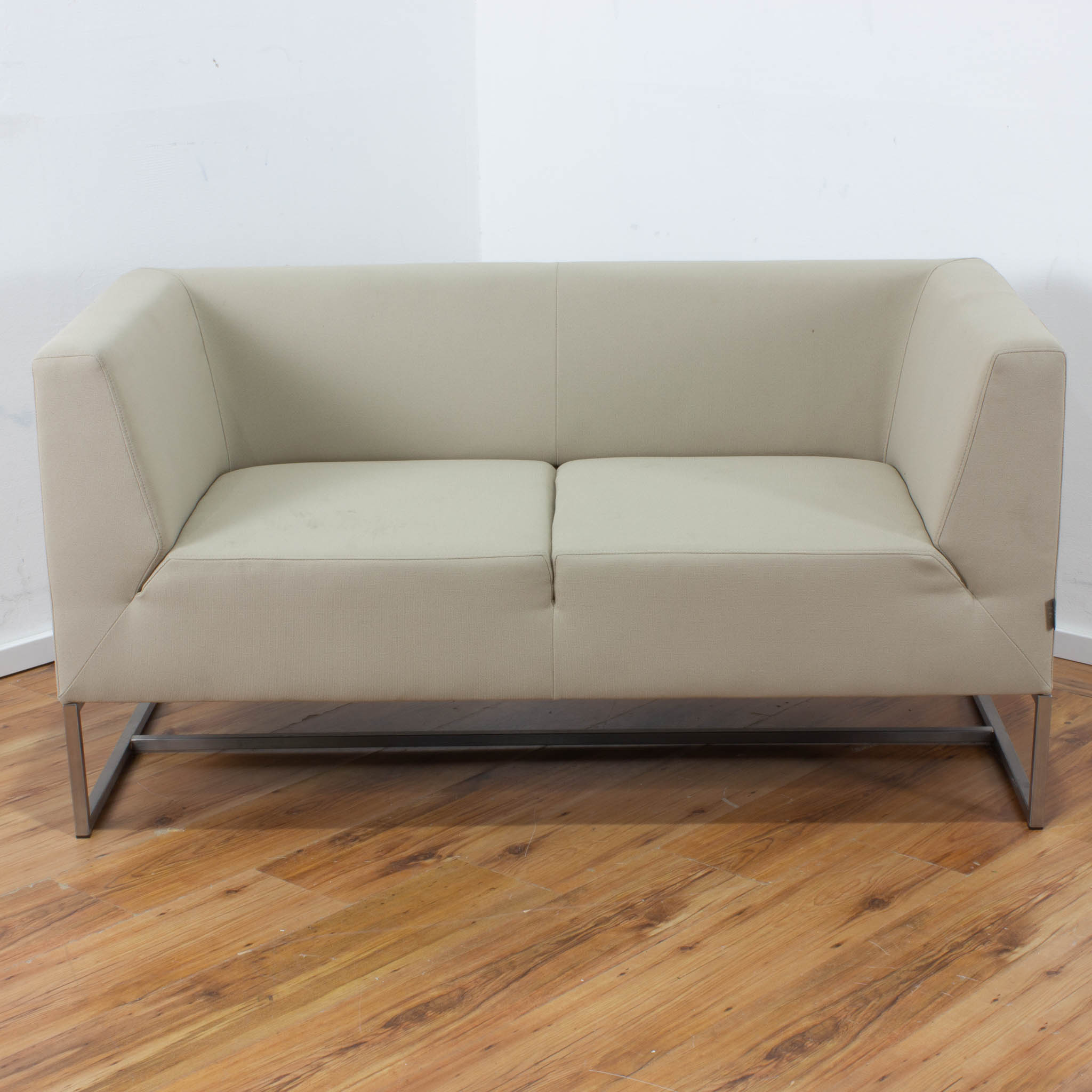 SMV 2-Sitzer Sofa - Stoff-Bezug beige mit Edelstahlgestell