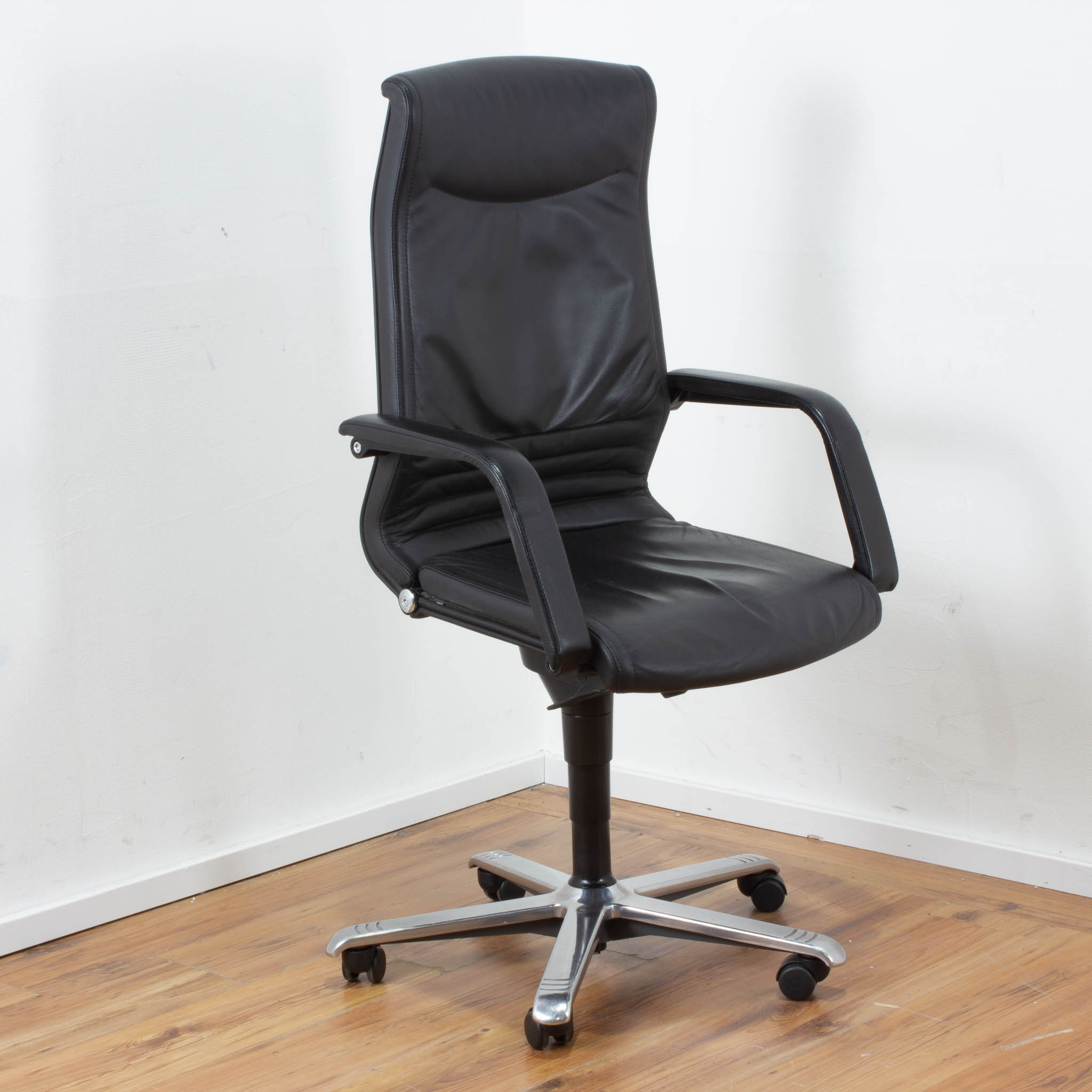 Girsberger "Trilax" Bürodrehstuhl Leder schwarz mit integrierter Kopfstütze - Armlehnen - Aluminiumgestell