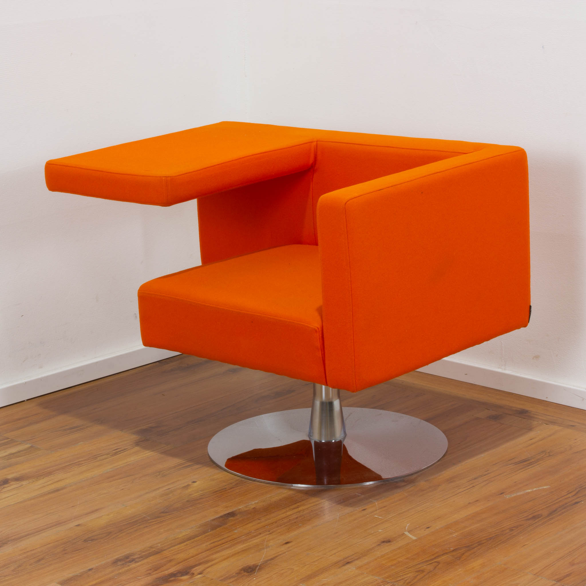 Offecct Solitaire Sessel+Tisch Kombination - Filz orange - Tellerfußgestell chrom