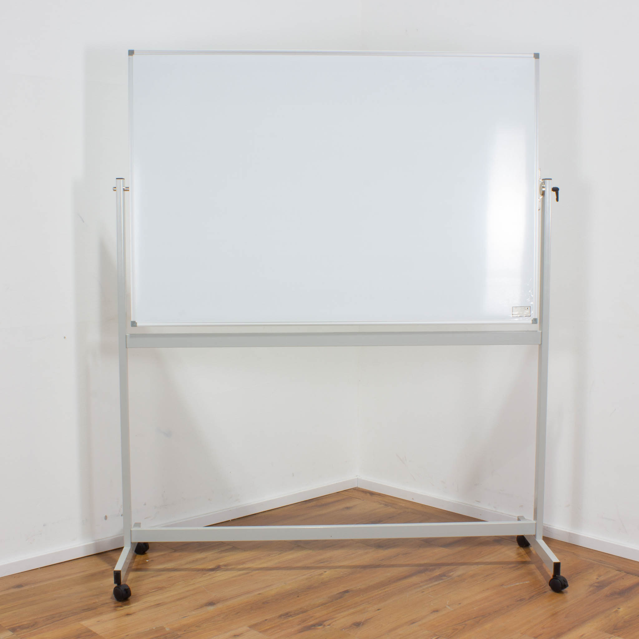 Whiteboard auf Rollen - graues Gestell - schwenkbare Schreibfläche mit Schnellarretierung