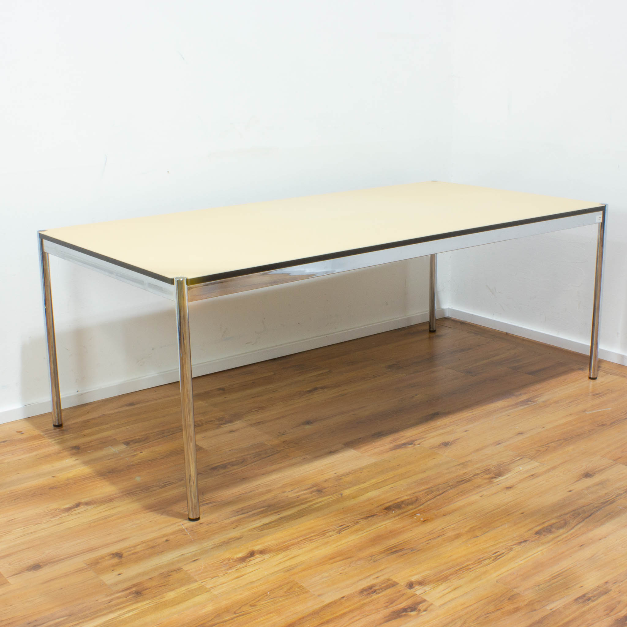 USM Haller Schreibtisch - Tischplatte beige - gebraucht - 200 x 100 cm
