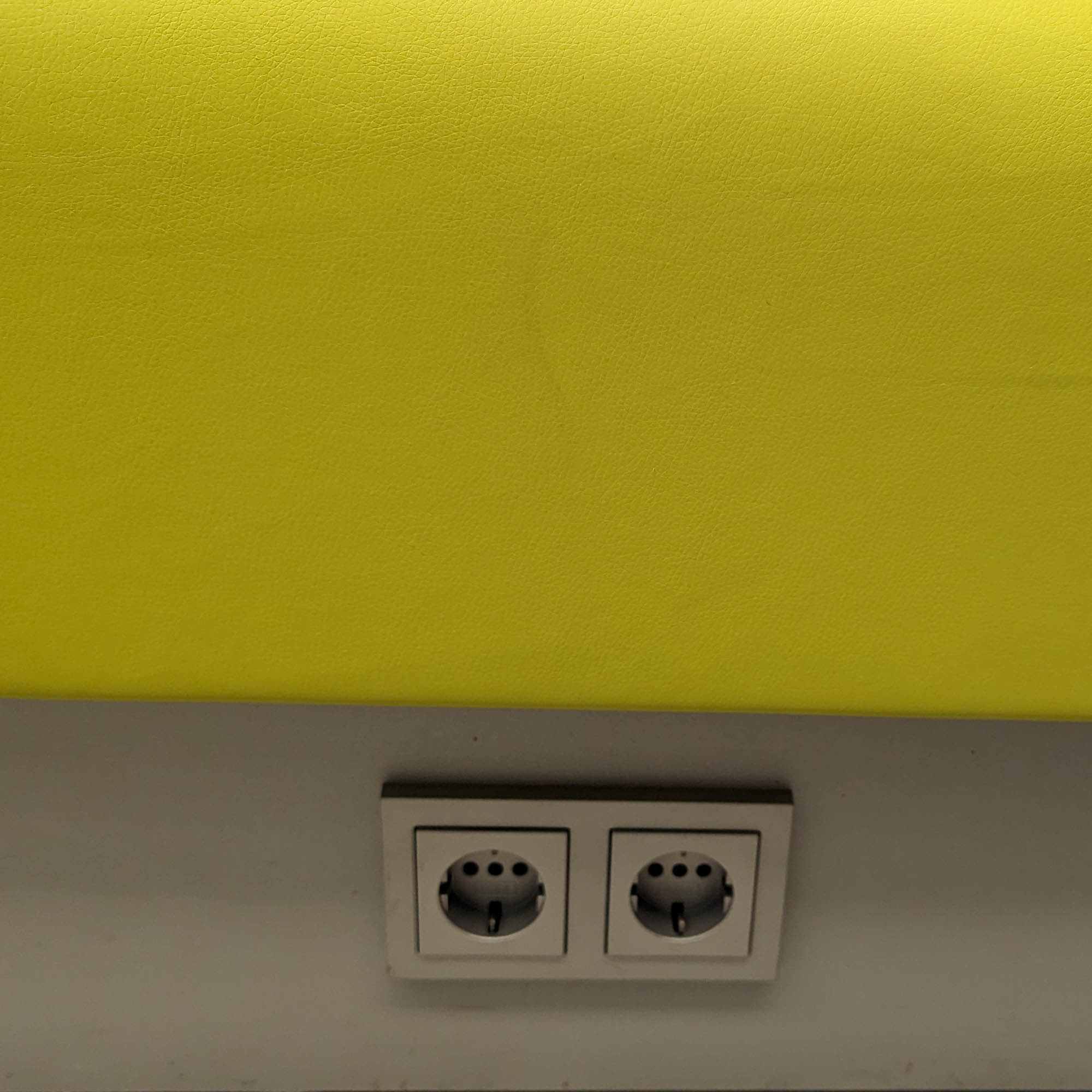 Sitzbank 3-teilig gelb mit 2 Steckdosen - einzeln aufstellbar 