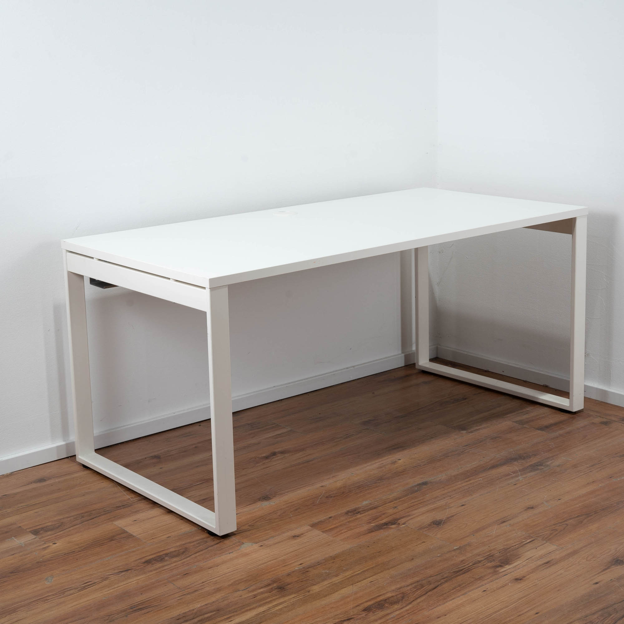 Schreibtisch weiß - Gestell weiß 160 x 75 cm  - mit Kabelwanne