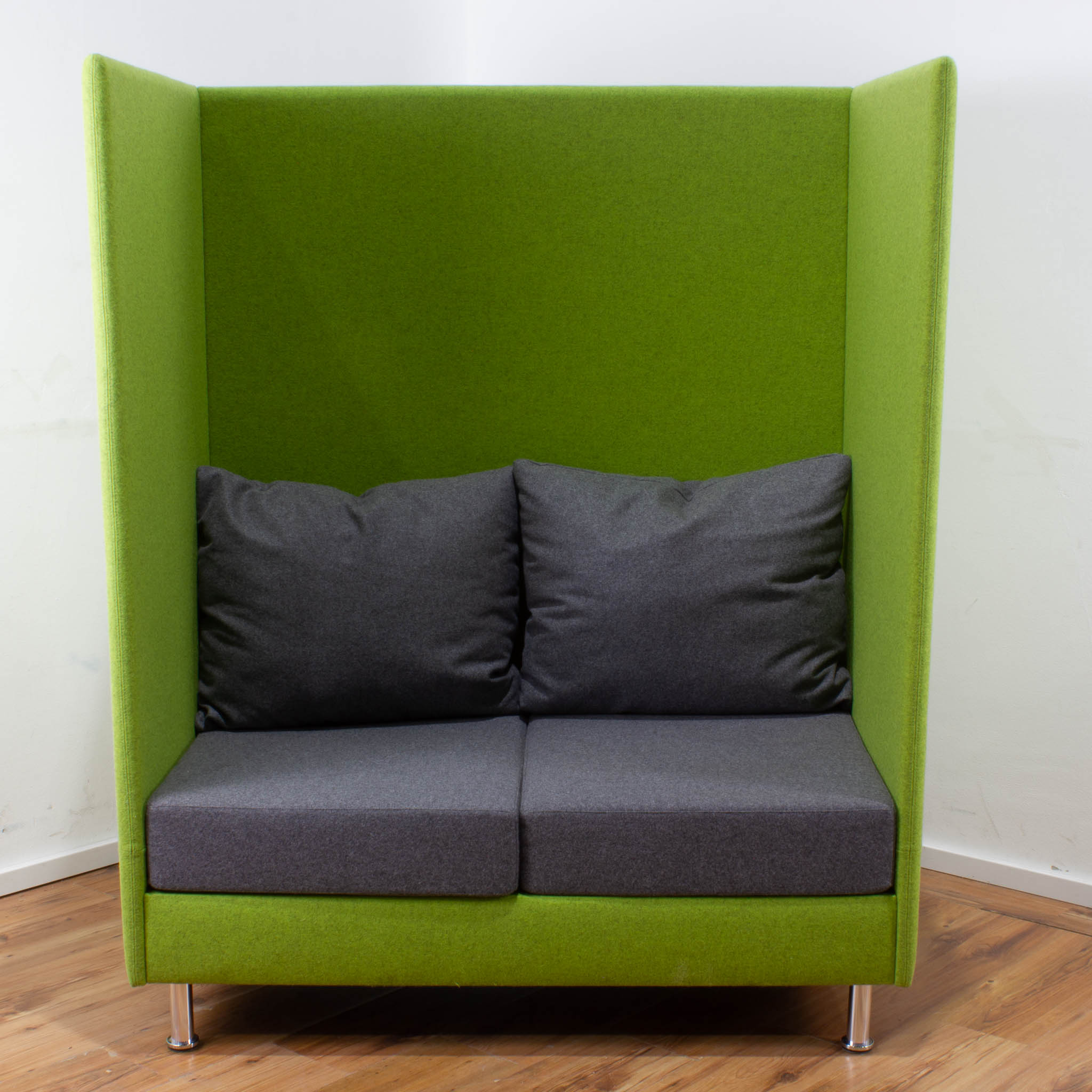 Highback Lounge Sofa grün - 2-Sitzer mit grauen Sitzkissen - 2 graue Rückenkissen 