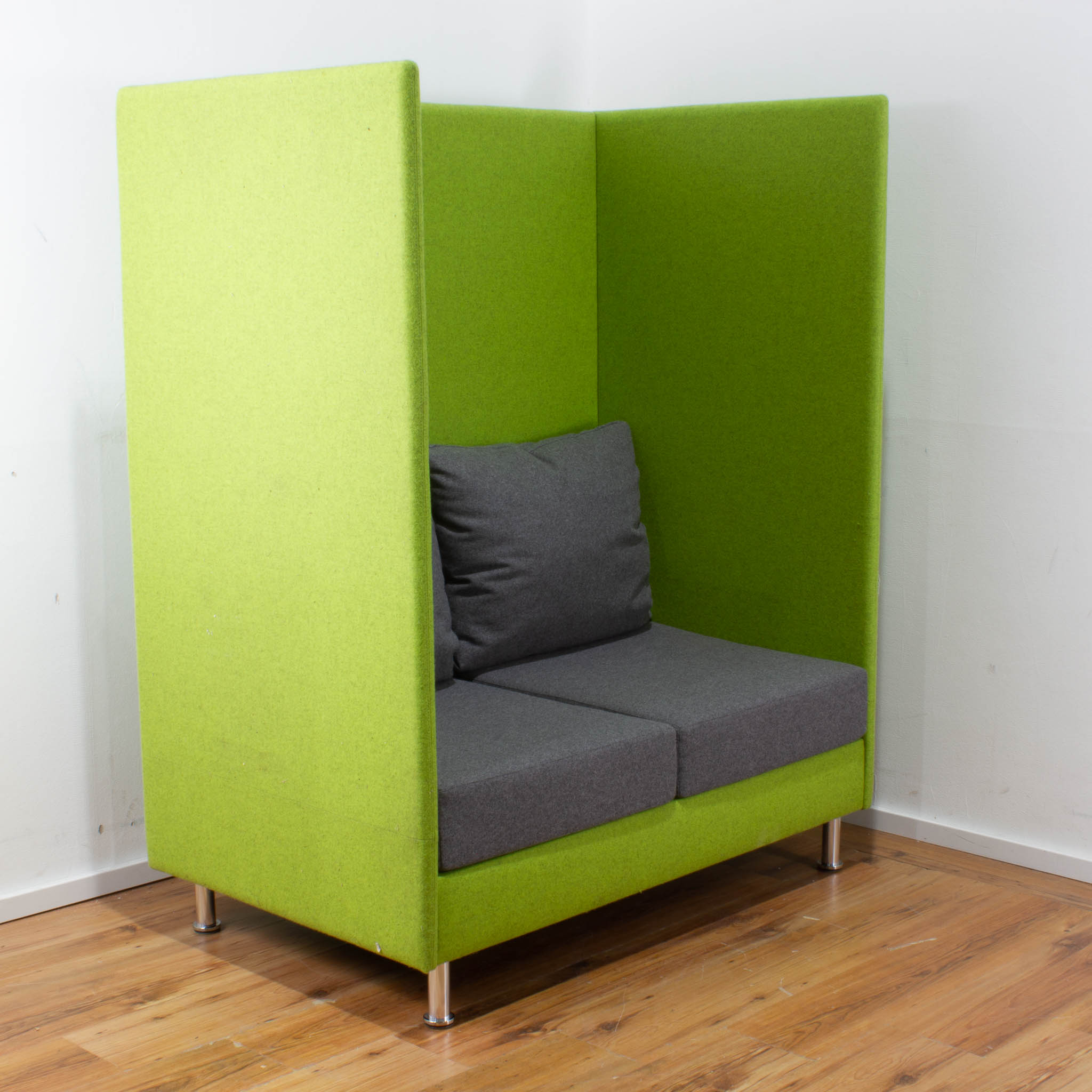 Highback Lounge Sofa grün - 2-Sitzer mit grauen Sitzkissen - 2 graue Rückenkissen 