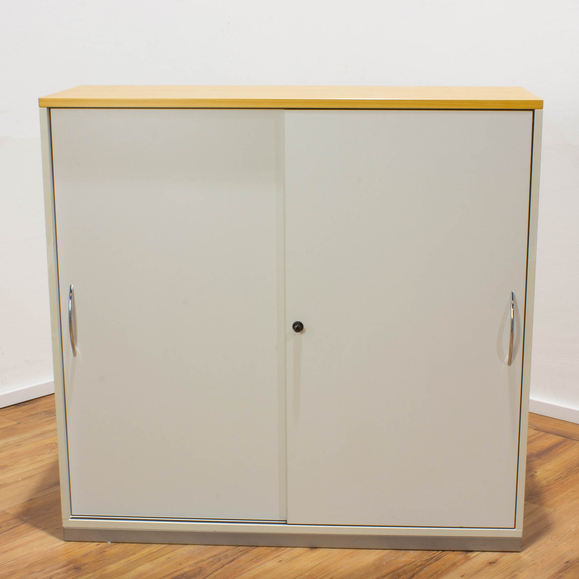 Steelcase Sideboard 3OH weiß/eiche - Korpus weiß - Schiebetüren weiß