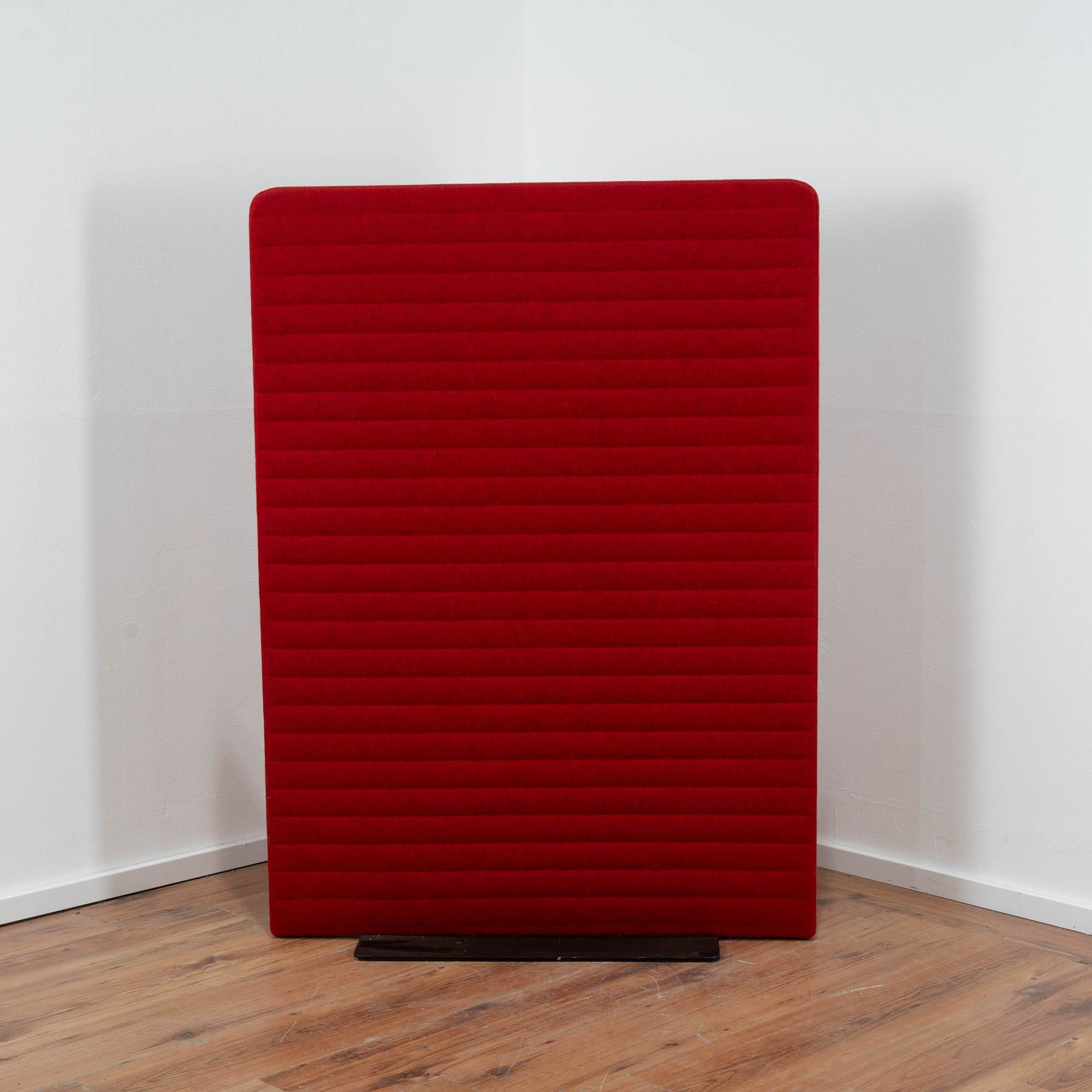Trennwand Stoff rot 135 x 100 cm mit Metall-Standfuß