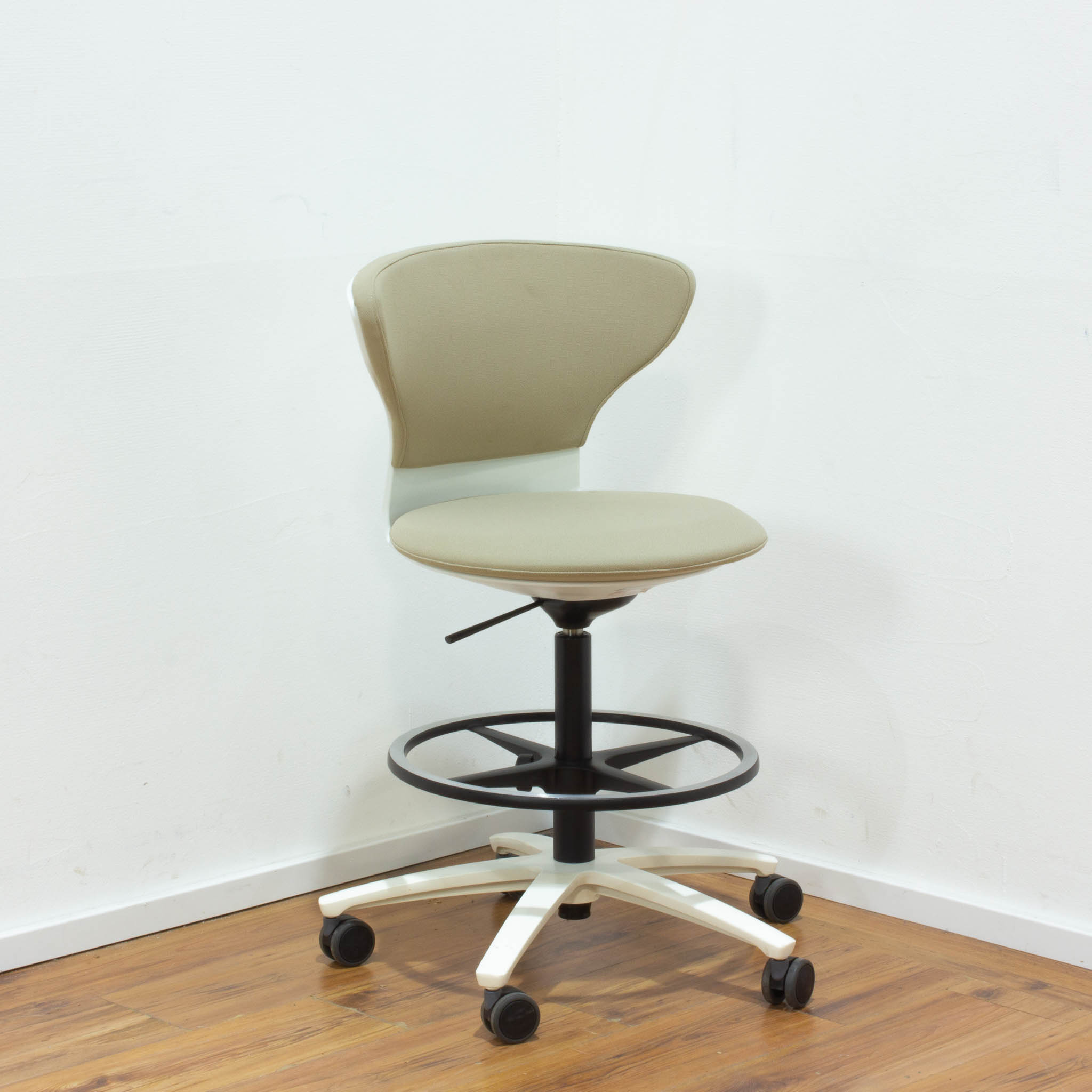 Sedus "Turn Around" High Desk Chair - beige