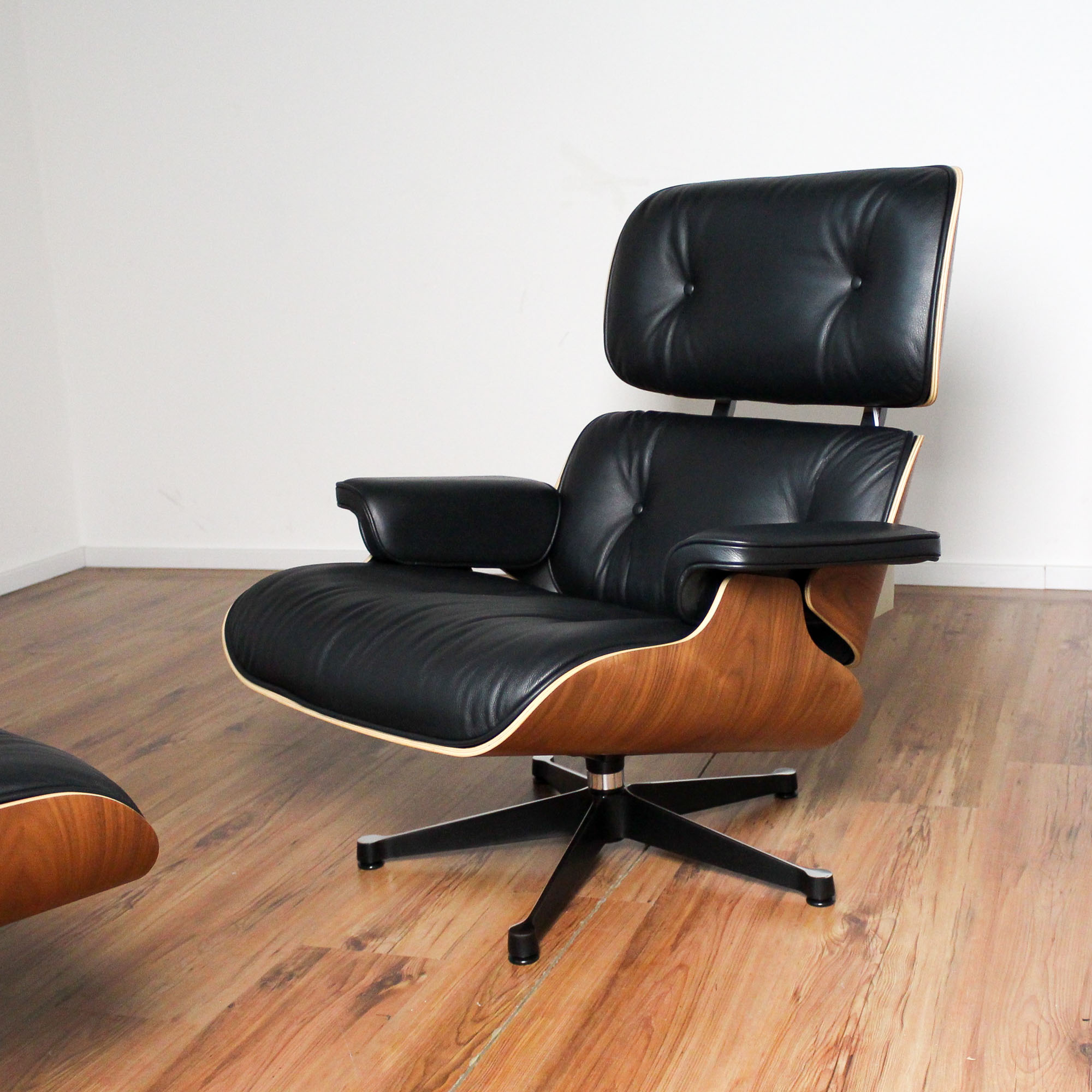 Vitra Lounge Chair - Leder schwarz - Schale Nussbaum pigmentiert + Ottomane - Sonderangebot