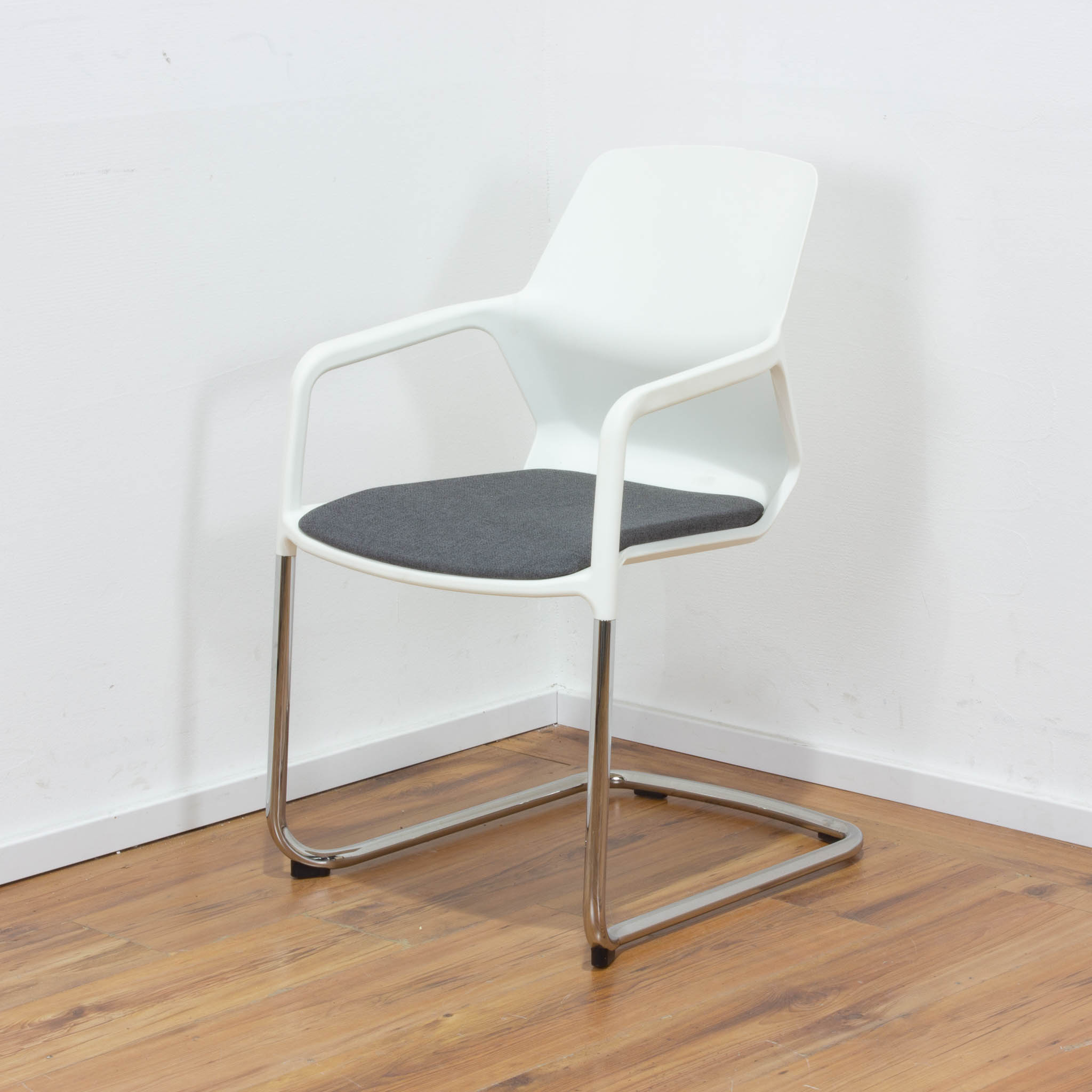 Wilkhahn Metrik Freischwinger Stuhl - weiß mit grauem Sitzpad - stapelbar