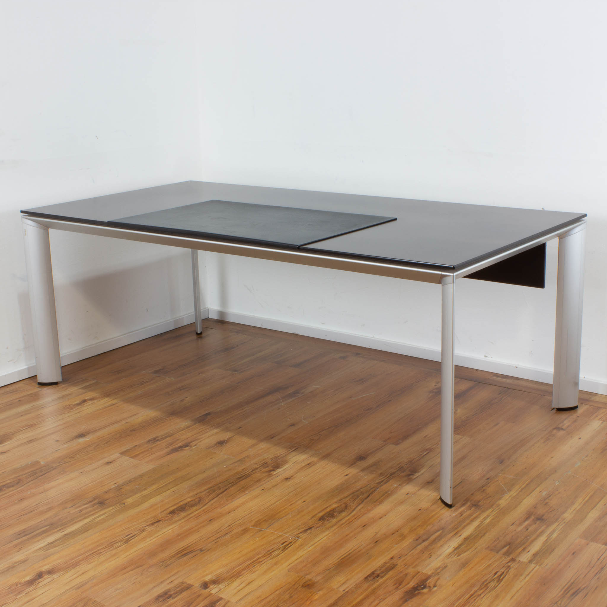 Bene Schreibtisch 200 x 100 cm - dunkle Nussbaum Holzplatte - 4-Fuß-Aluminiumgestell 