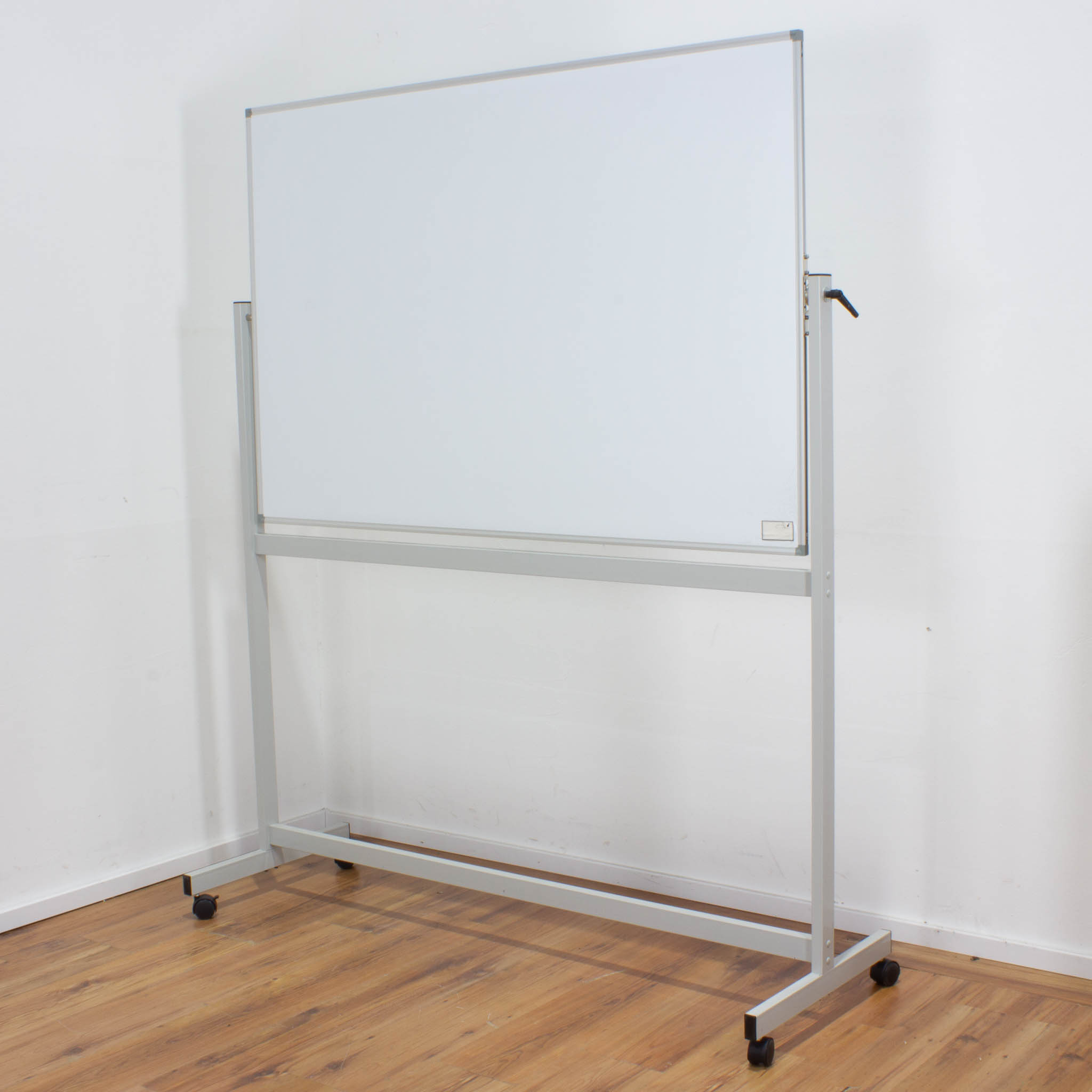 Whiteboard auf Rollen - graues Gestell - schwenkbare Schreibfläche mit Schnellarretierung